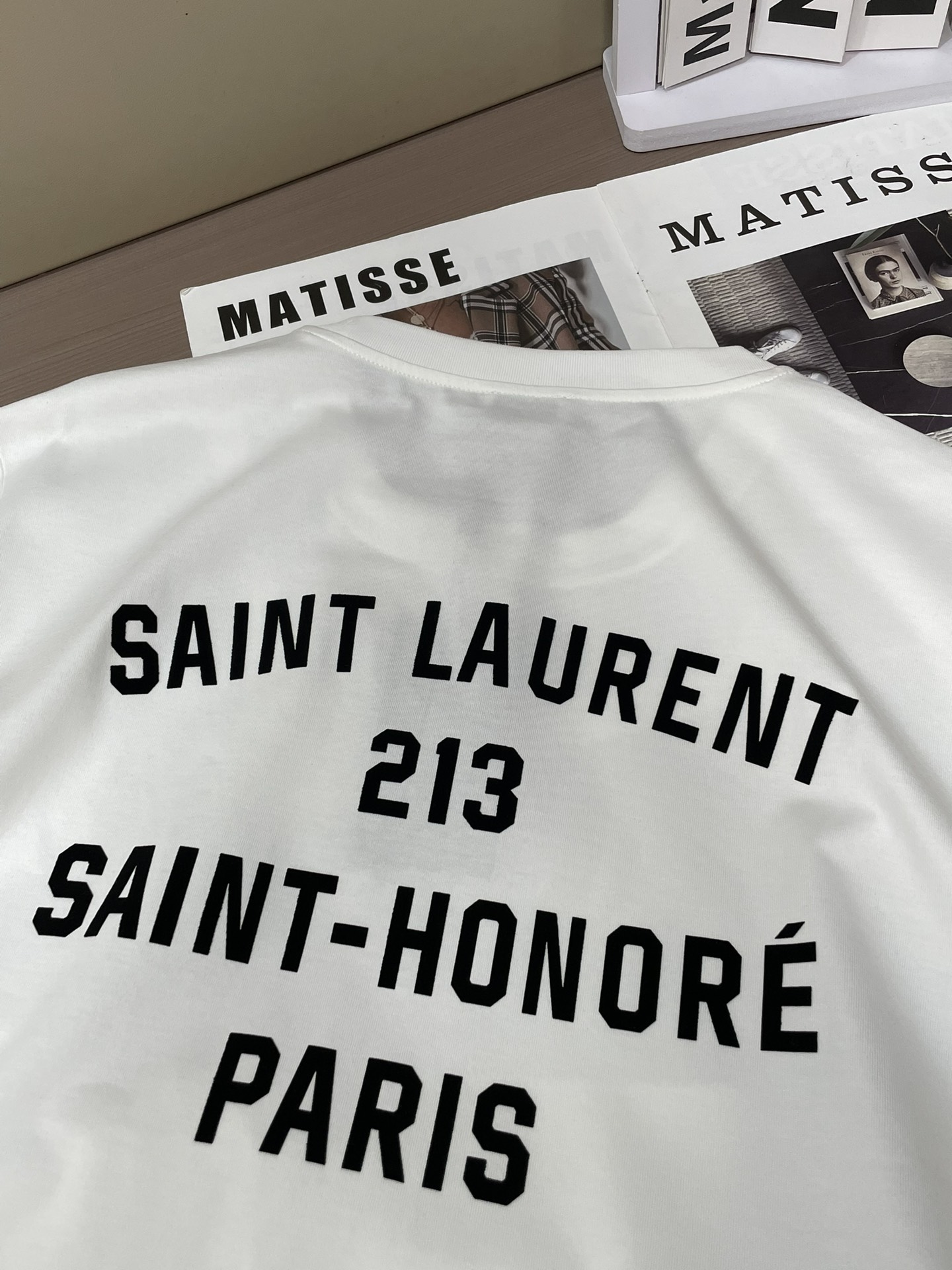 YSL2026春夏新品字母进口植绒印花短袖T恤；这是一件兼具品牌调性与街头风格的高端基础款T恤，背面印有