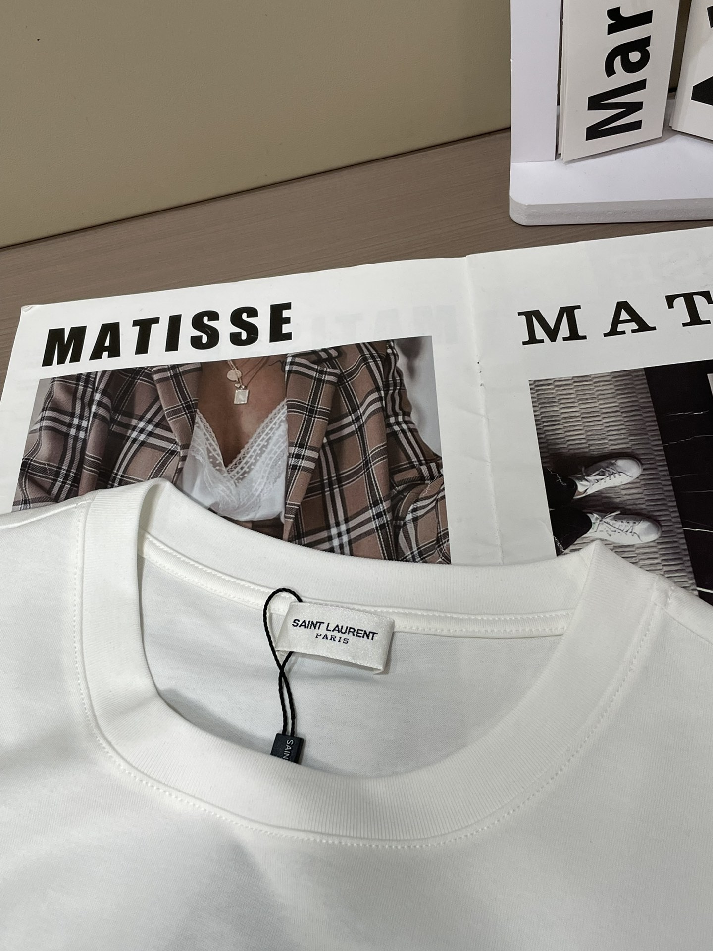 YSL2026春夏新品字母进口植绒印花短袖T恤；这是一件兼具品牌调性与街头风格的高端基础款T恤，背面印有