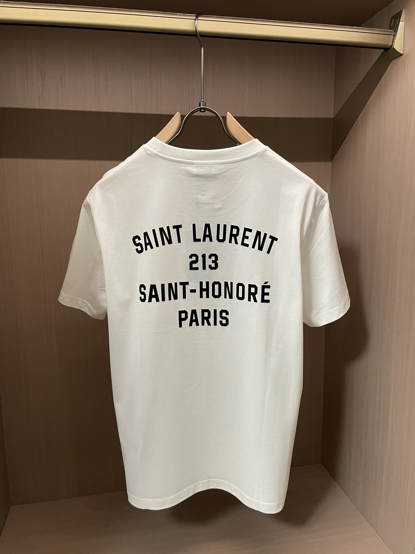 YSL2026春夏新品字母进口植绒印花短袖T恤；这是一件兼具品牌调性与街头风格的高端基础款T恤，背面印有