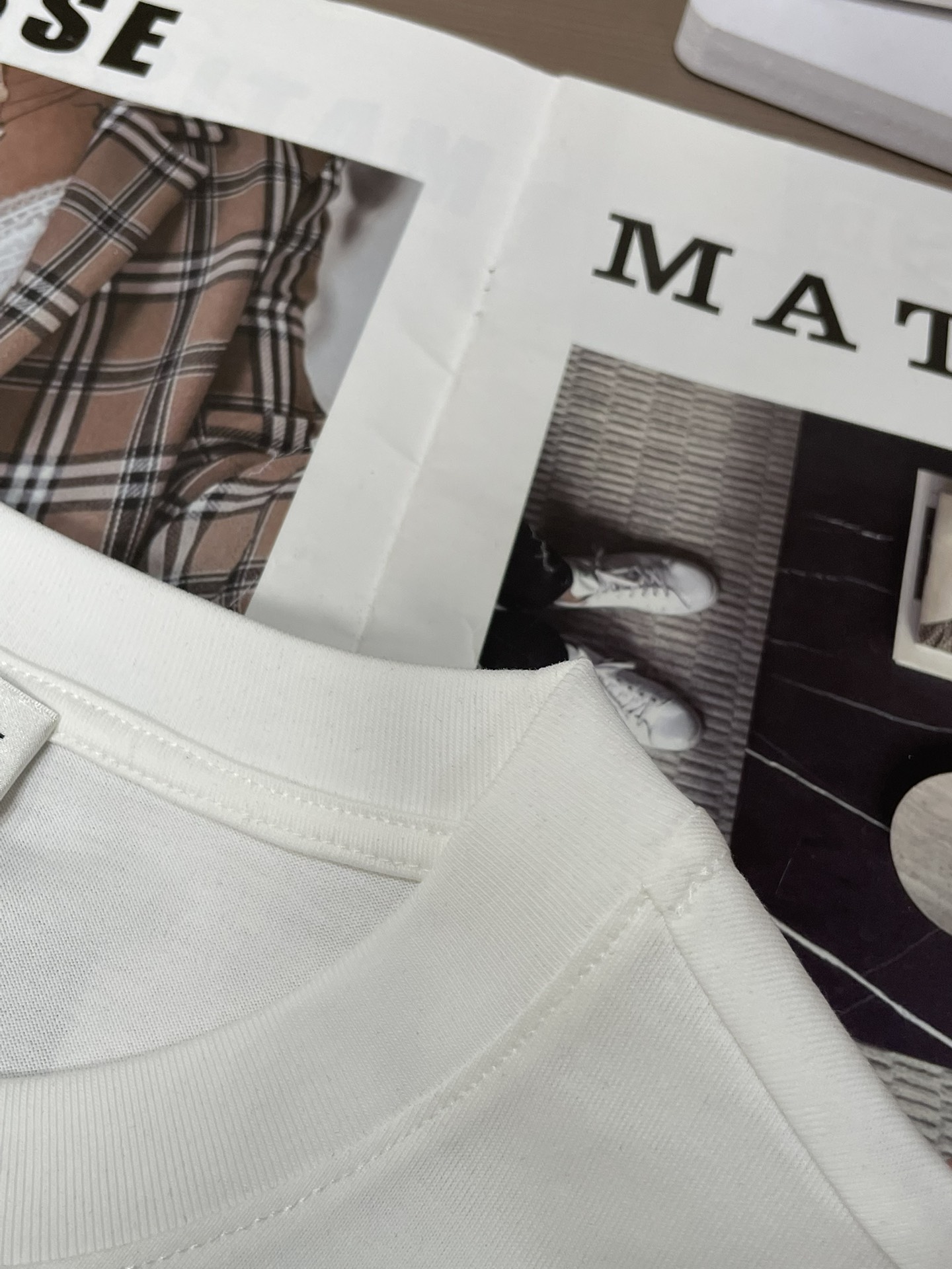 YSL2026春夏新品字母进口植绒印花短袖T恤；这是一件兼具品牌调性与街头风格的高端基础款T恤，背面印有