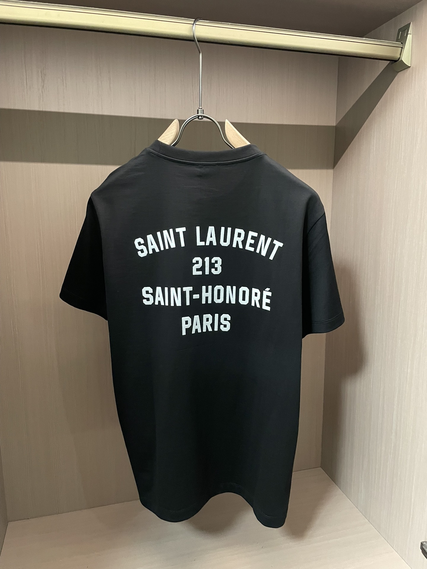 YSL2026春夏新品字母进口植绒印花短袖T恤；这是一件兼具品牌调性与街头风格的高端基础款T恤，背面印有