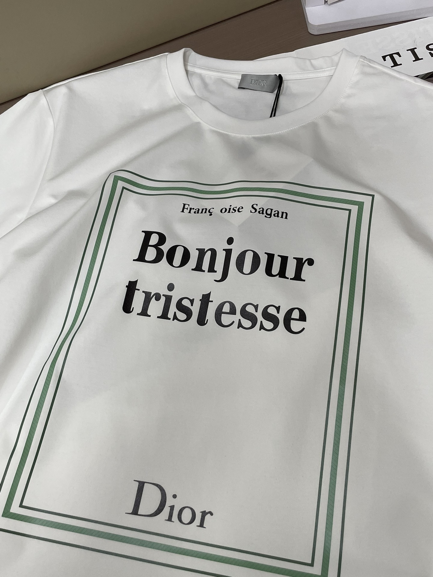 Dior 2026春夏男装系列中的​​文学封面纯色短袖T恤​​，设计灵感源自法国作家弗朗索瓦丝·萨冈（F