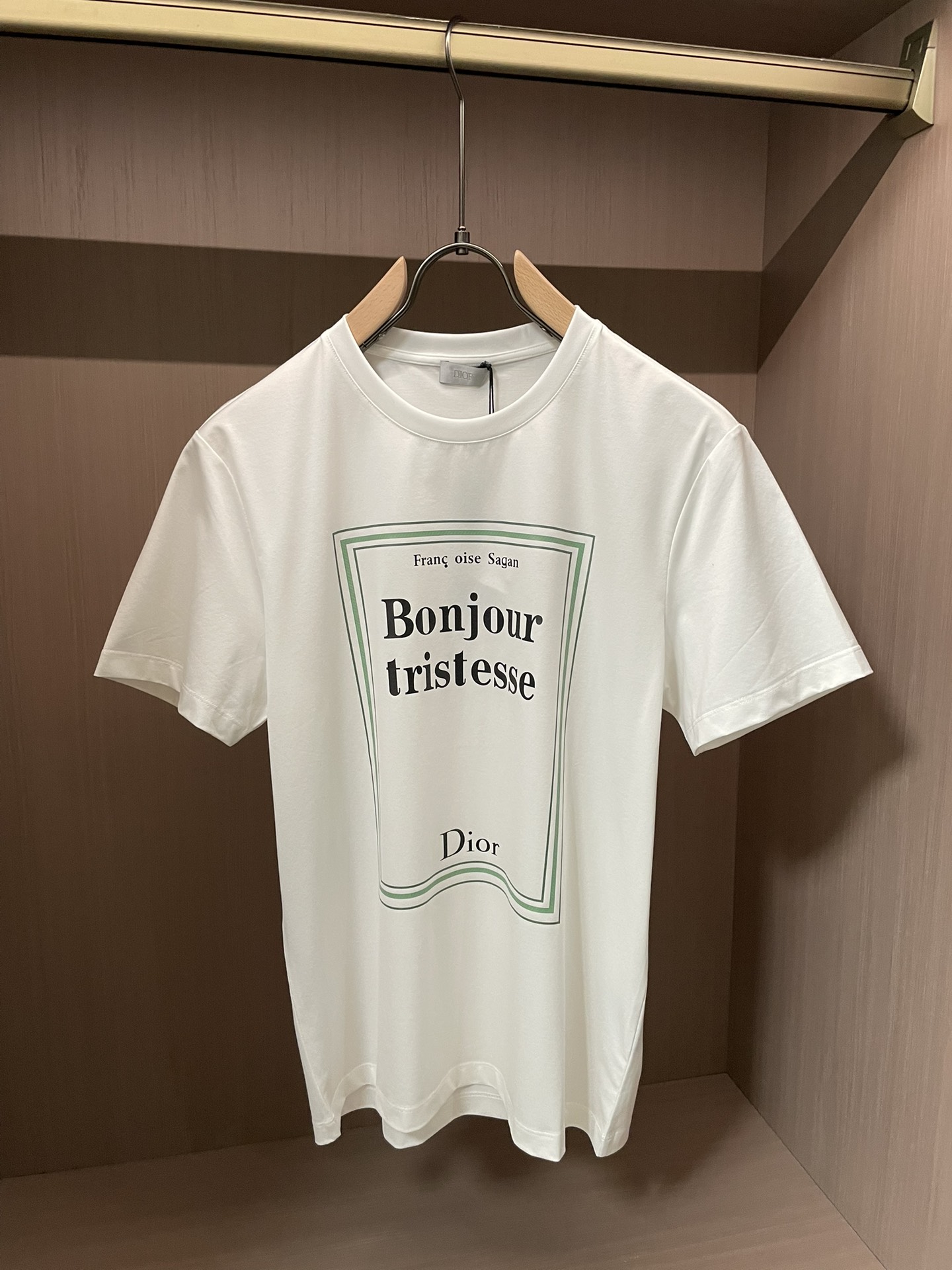 Dior 2026春夏男装系列中的​​文学封面纯色短袖T恤​​，设计灵感源自法国作家弗朗索瓦丝·萨冈（F