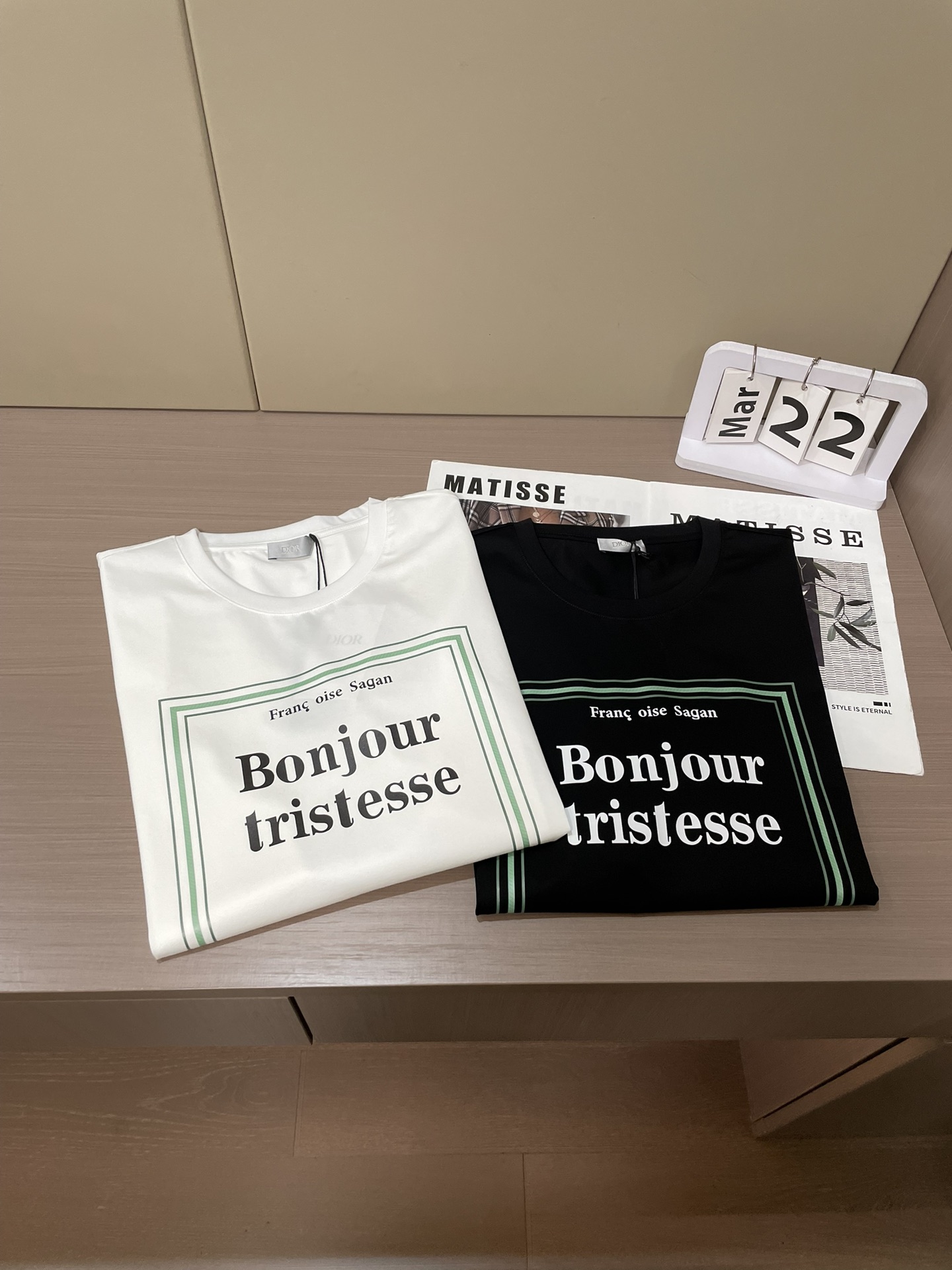 Dior 2026春夏男装系列中的​​文学封面纯色短袖T恤​​，设计灵感源自法国作家弗朗索瓦丝·萨冈（F