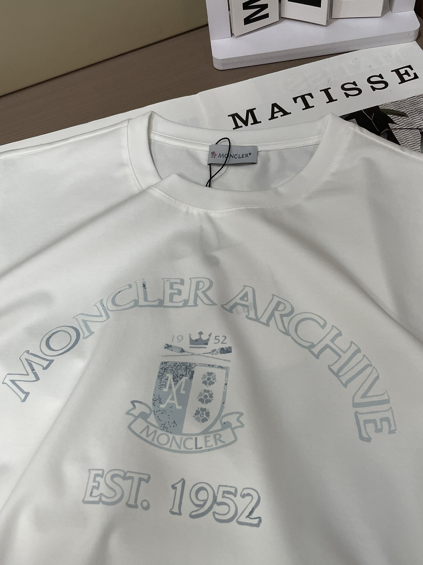 “Moncler Archive系列2026春夏新品短袖T恤；专为追求质感与故事感的穿搭者打造，这件T恤