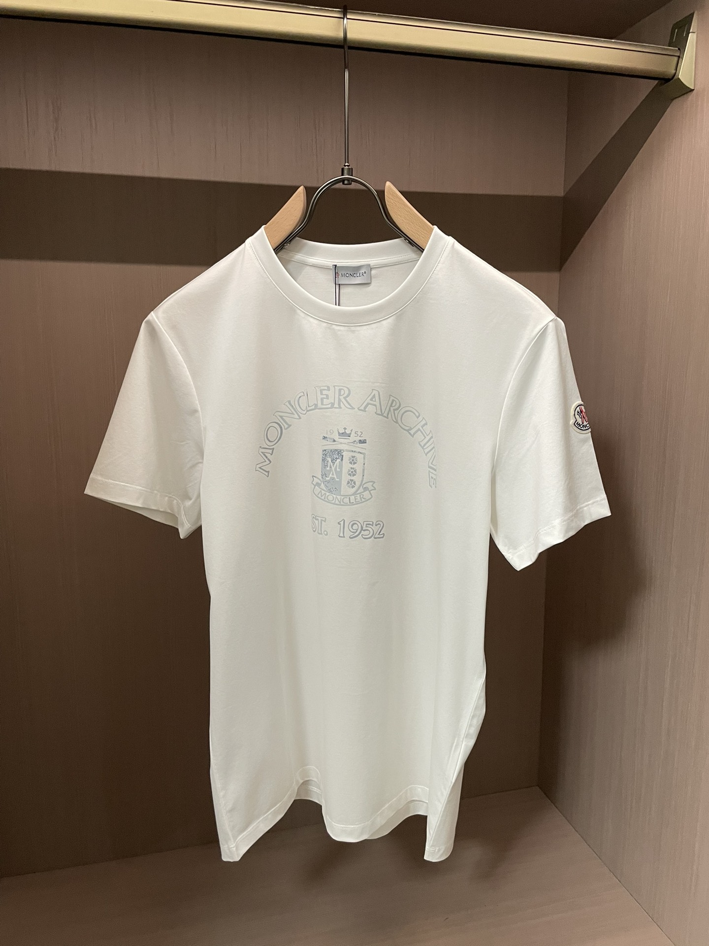 “Moncler Archive系列2026春夏新品短袖T恤；专为追求质感与故事感的穿搭者打造，这件T恤