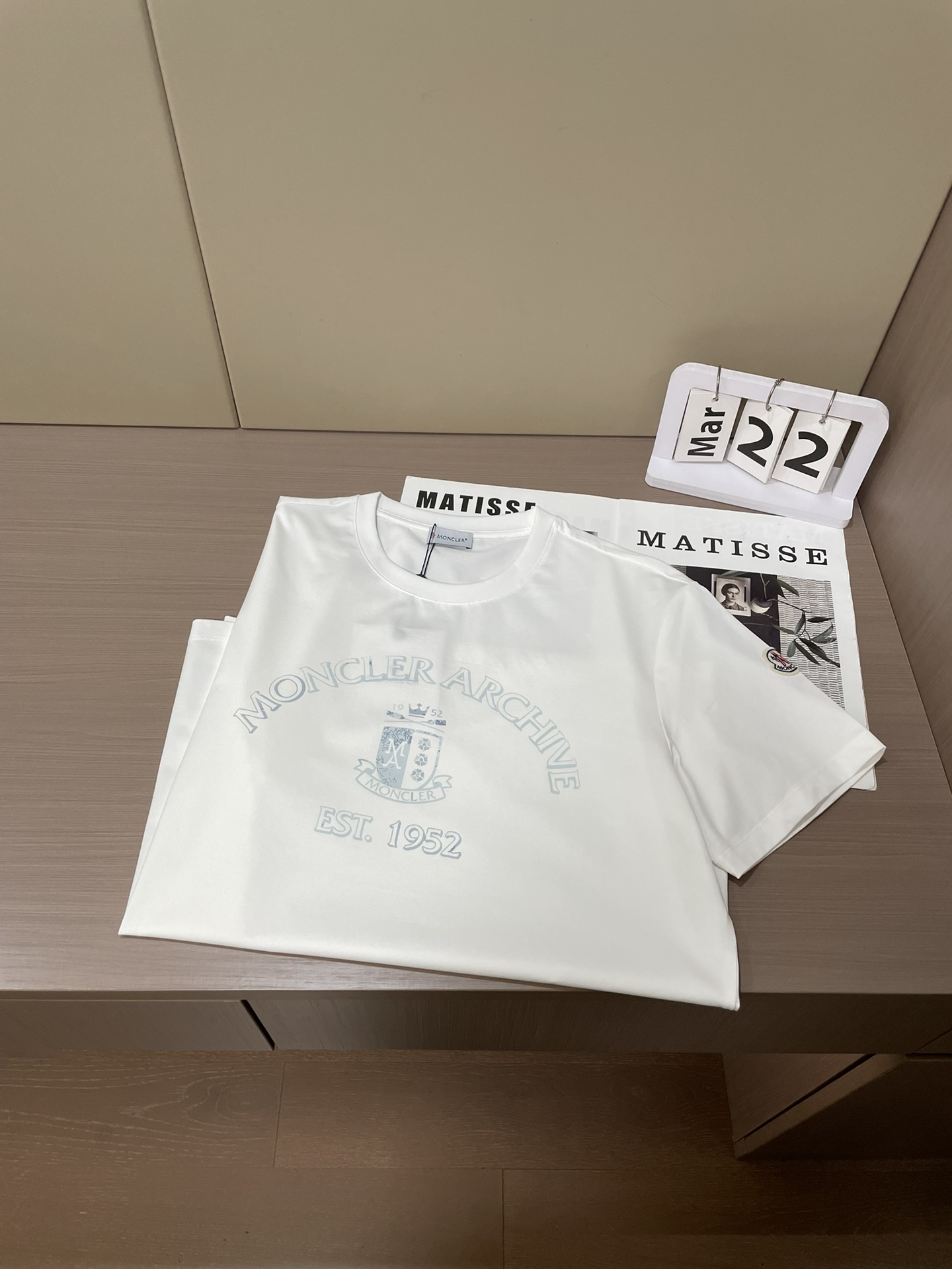 “Moncler Archive系列2026春夏新品短袖T恤；专为追求质感与故事感的穿搭者打造，这件T恤