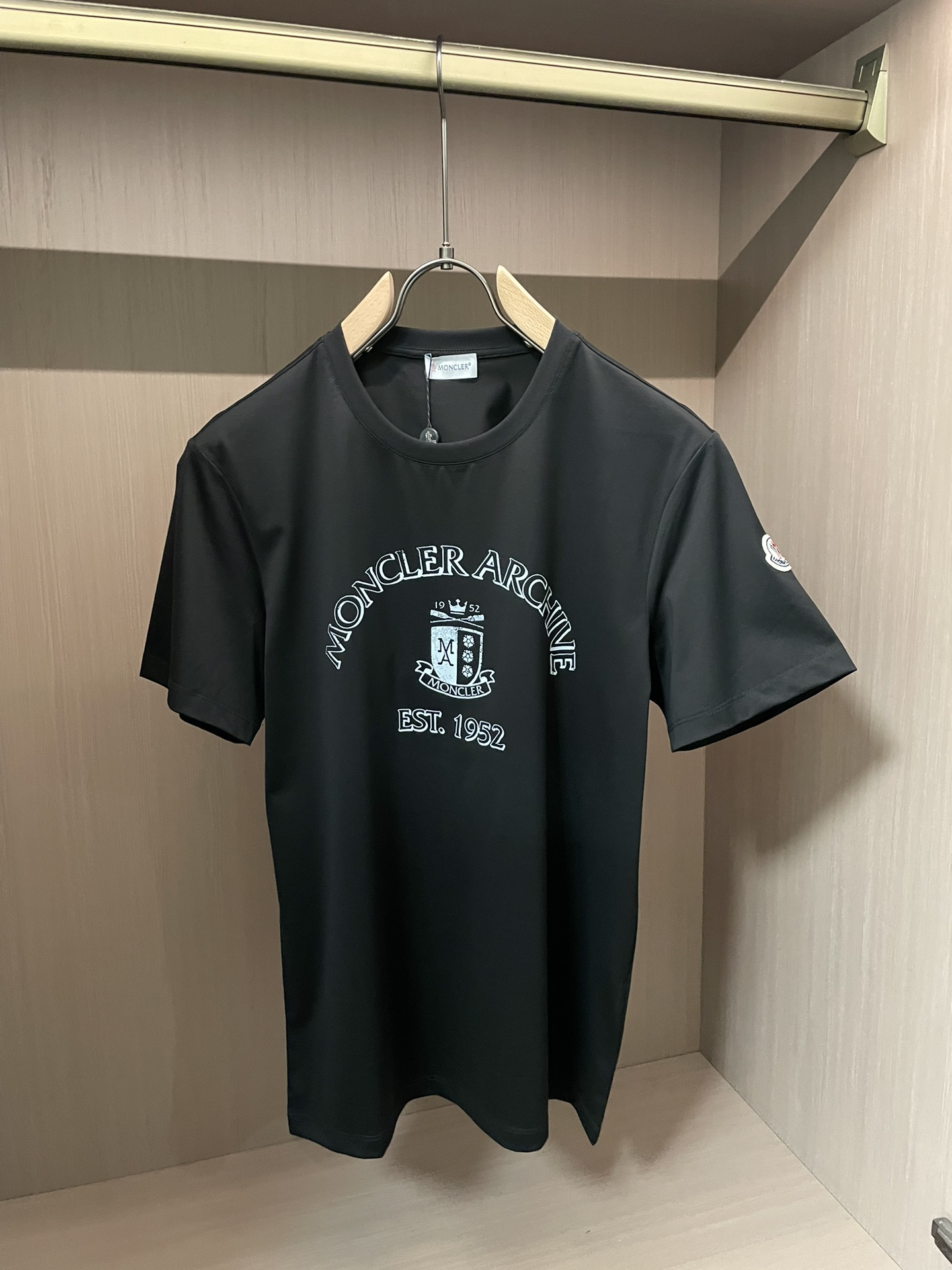 “Moncler Archive系列2026春夏新品短袖T恤；专为追求质感与故事感的穿搭者打造，这件T恤