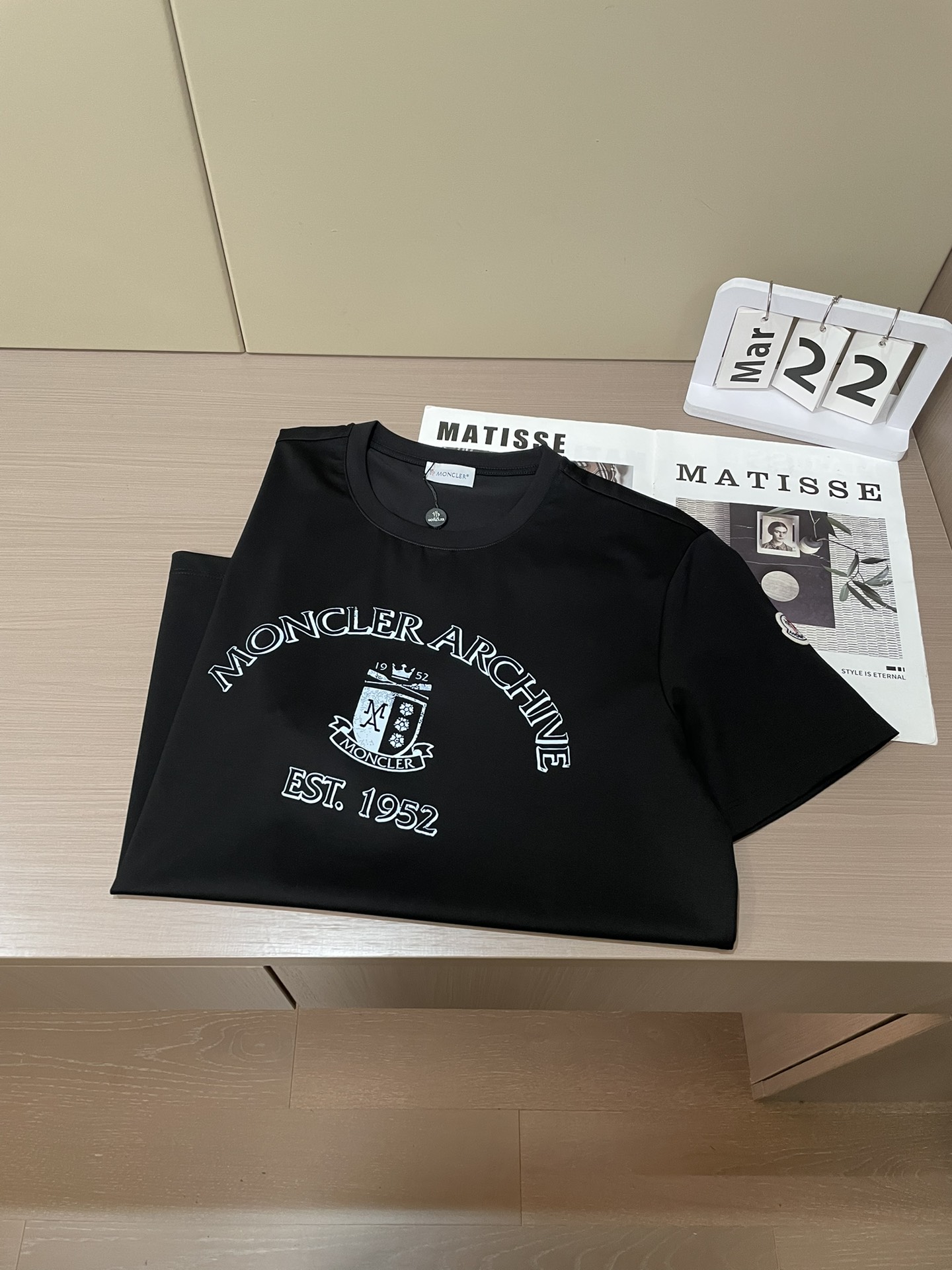 “Moncler Archive系列2026春夏新品短袖T恤；专为追求质感与故事感的穿搭者打造，这件T恤