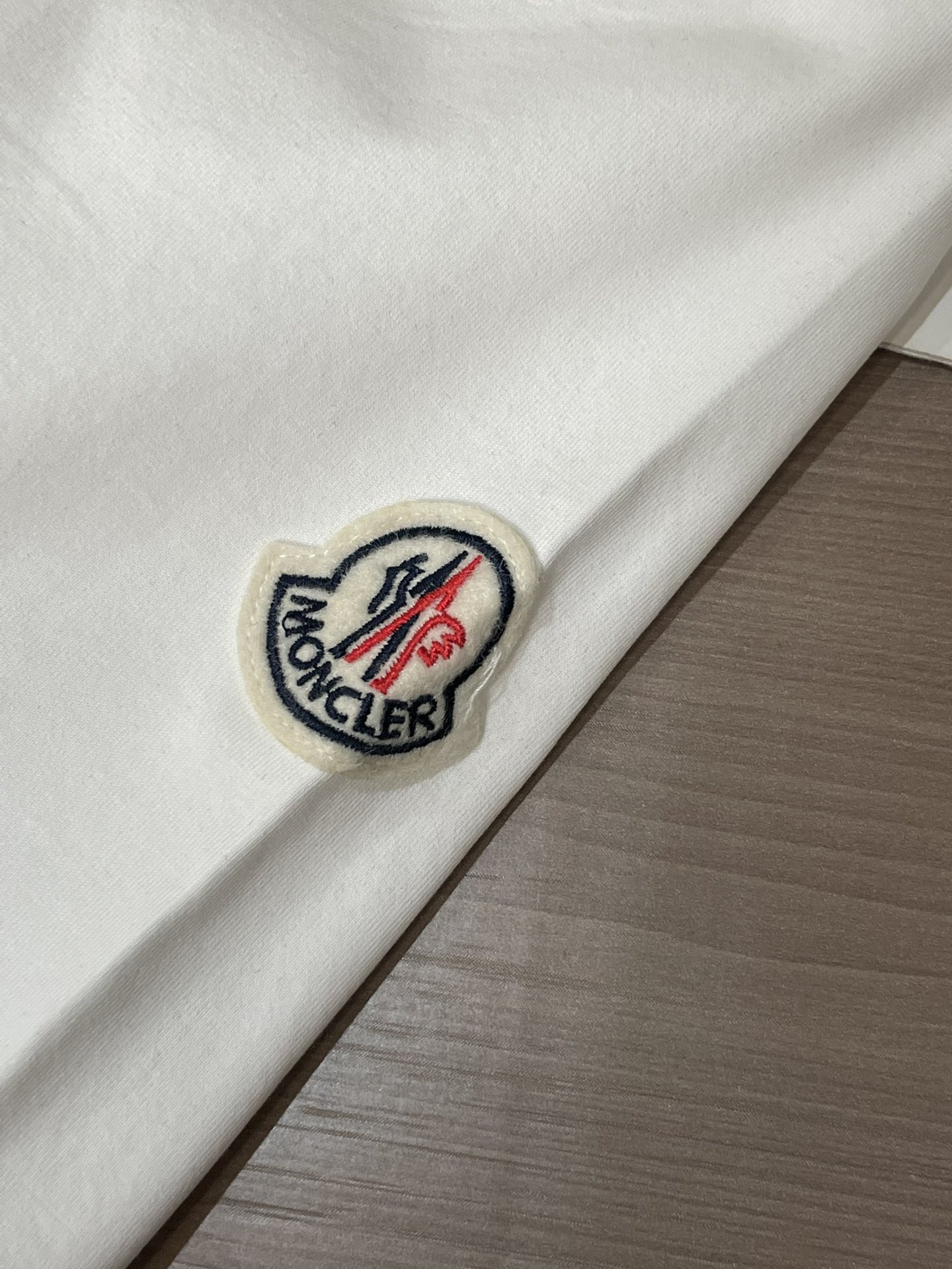 “Moncler Archive系列2026春夏新品短袖T恤；专为追求质感与故事感的穿搭者打造，这件T恤