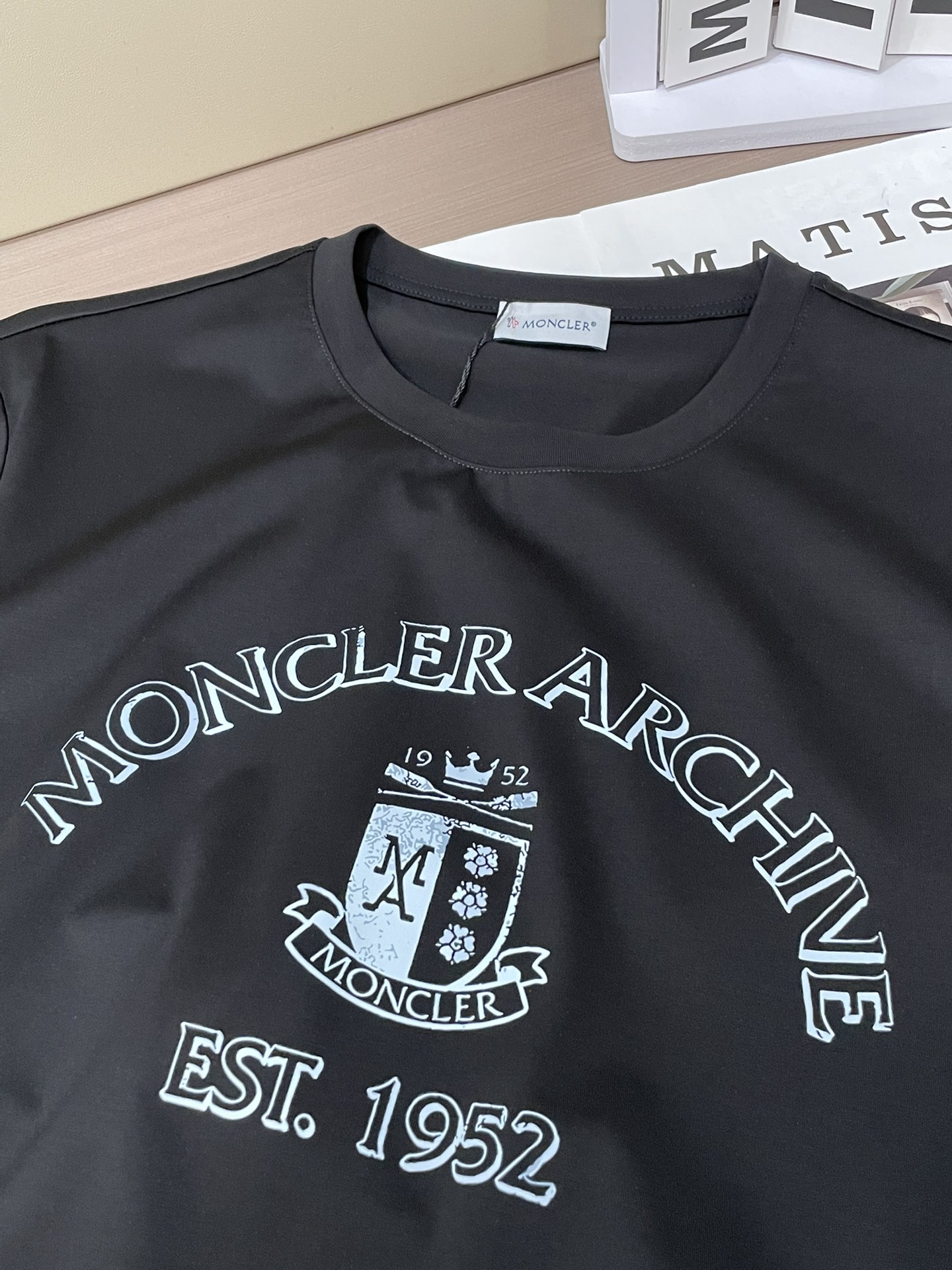 “Moncler Archive系列2026春夏新品短袖T恤；专为追求质感与故事感的穿搭者打造，这件T恤