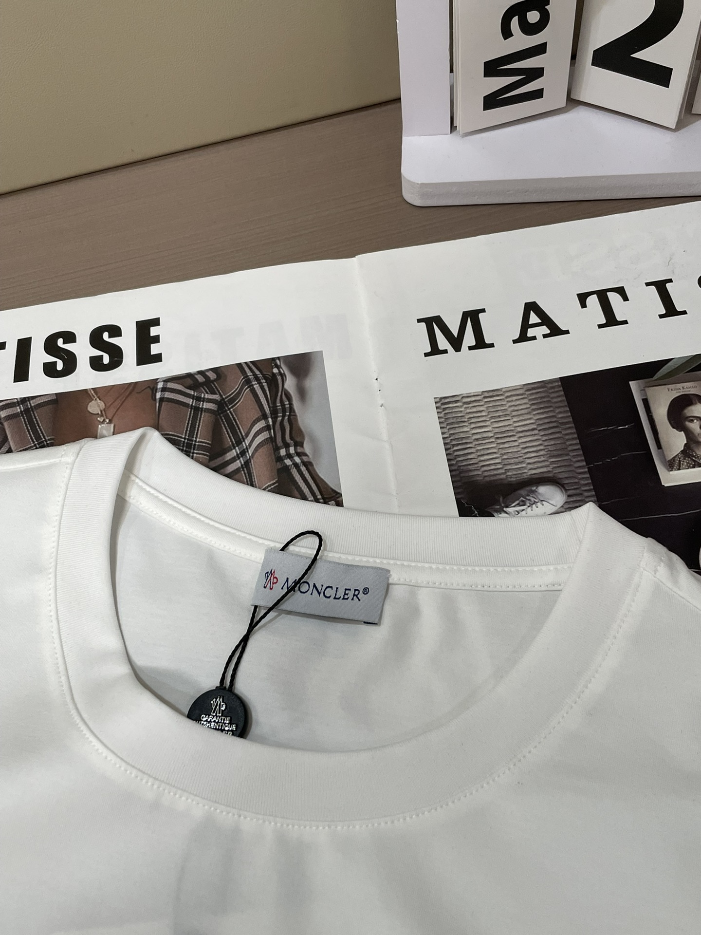 “Moncler Archive系列2026春夏新品短袖T恤；专为追求质感与故事感的穿搭者打造，这件T恤