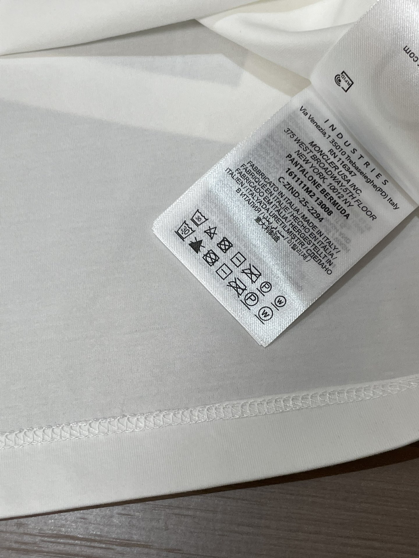 “Moncler Archive系列2026春夏新品短袖T恤；专为追求质感与故事感的穿搭者打造，这件T恤