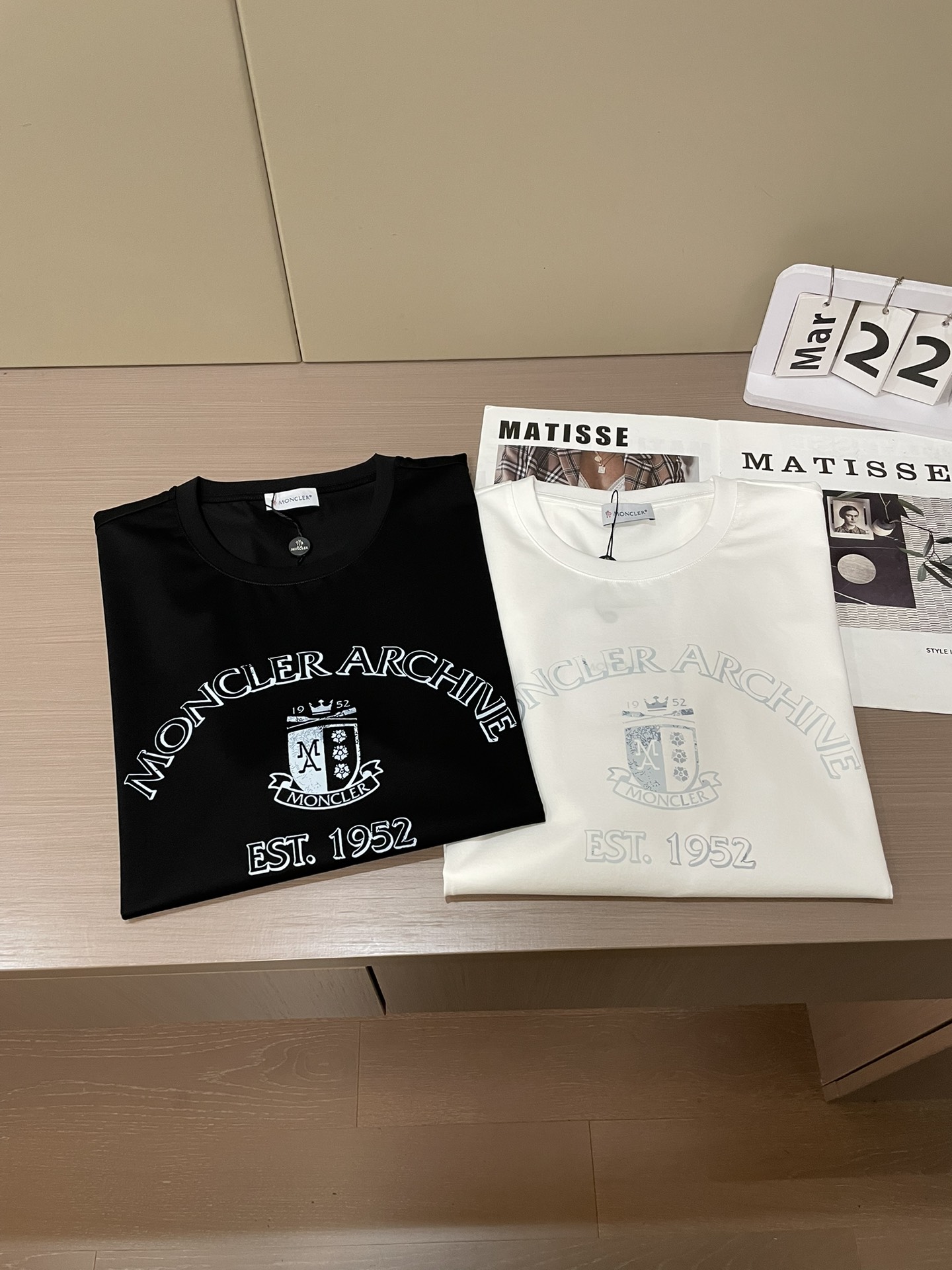 “Moncler Archive系列2026春夏新品短袖T恤；专为追求质感与故事感的穿搭者打造，这件T恤