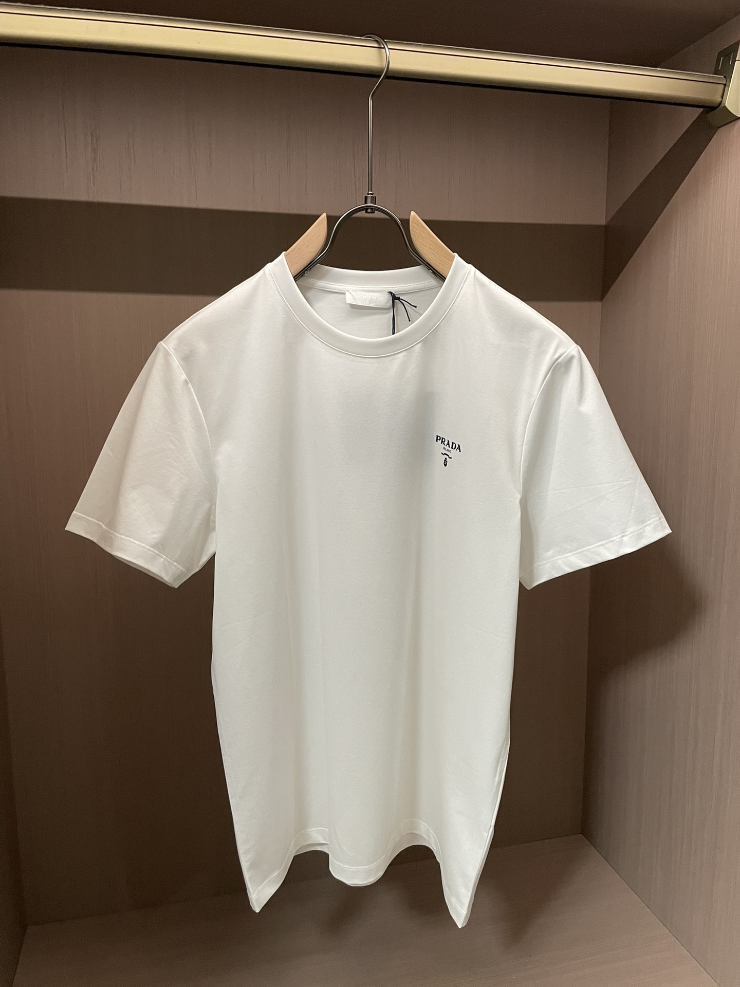 Prada2026春夏新品字母印花短袖T恤；独特的经典设计款，整体风格极简低调，但细节处彰显高级感。左胸