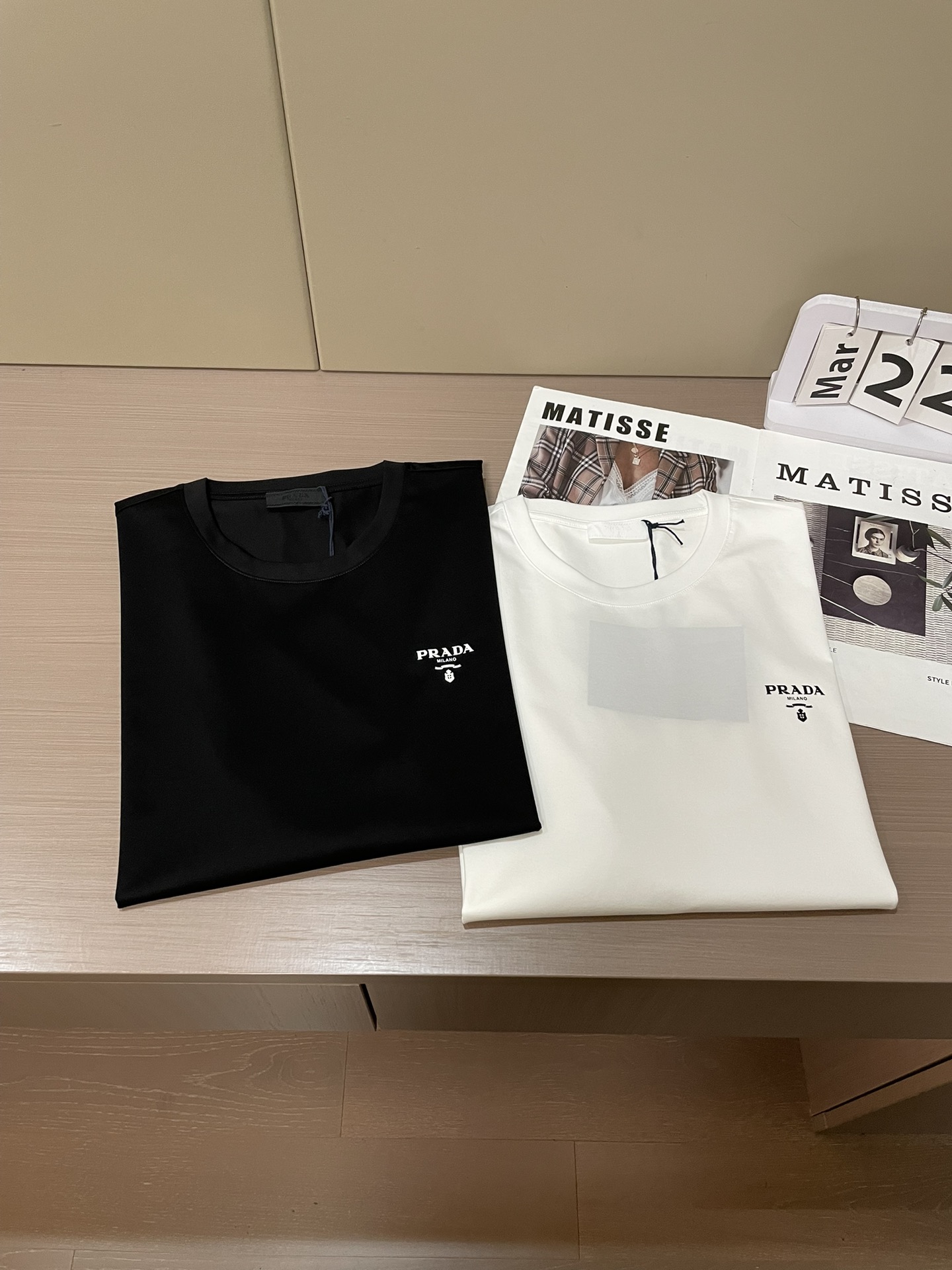 Prada2026春夏新品字母印花短袖T恤；独特的经典设计款，整体风格极简低调，但细节处彰显高级感。左胸