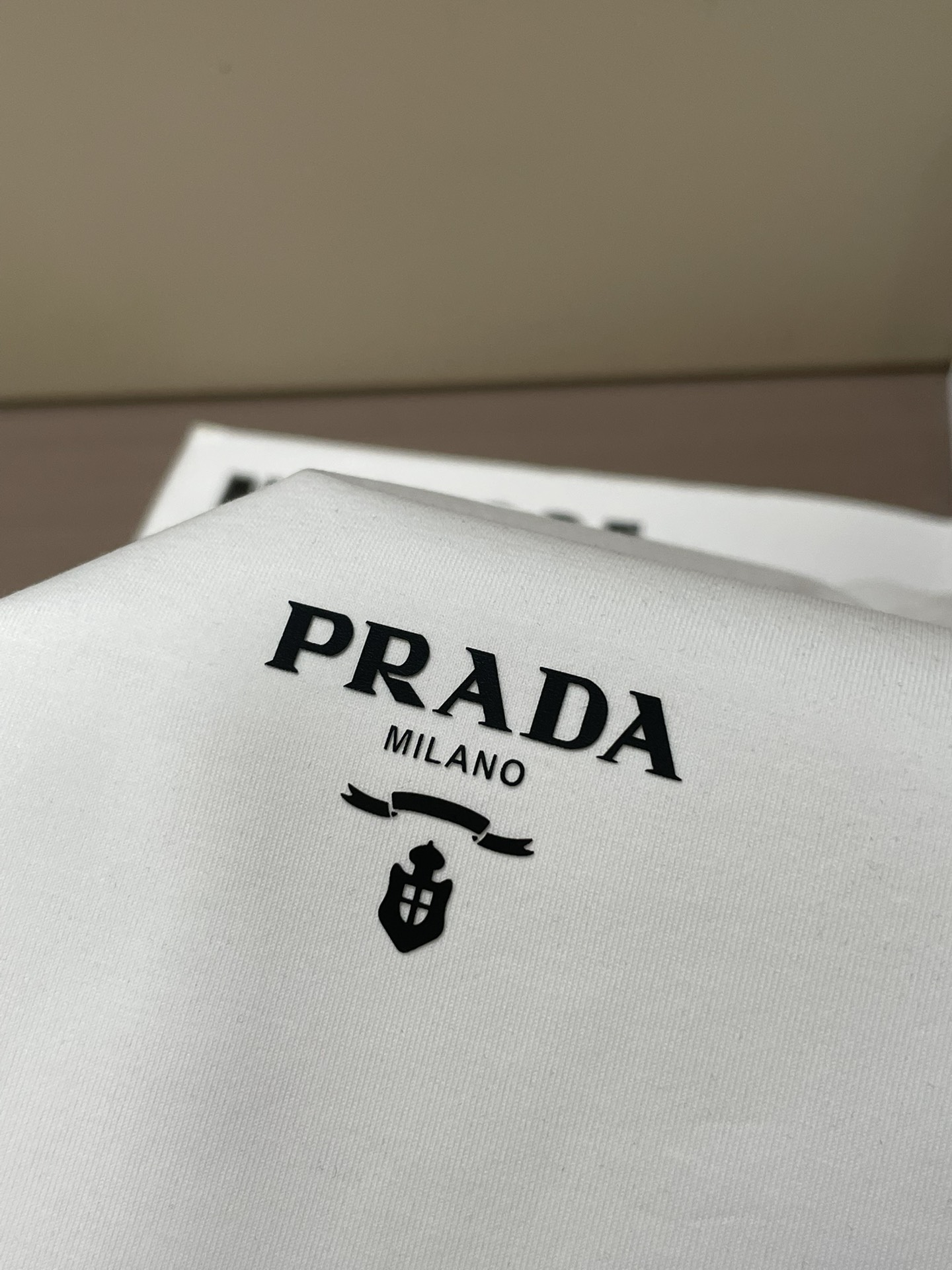 Prada2026春夏新品字母印花短袖T恤；独特的经典设计款，整体风格极简低调，但细节处彰显高级感。左胸