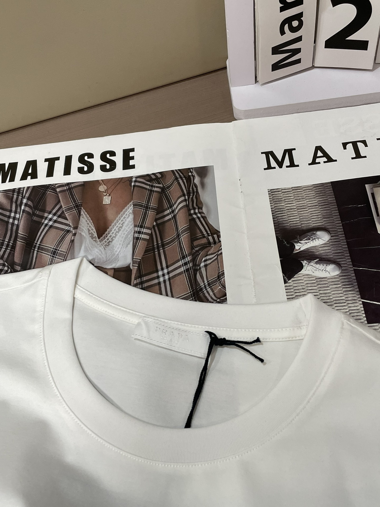 Prada2026春夏新品字母印花短袖T恤；独特的经典设计款，整体风格极简低调，但细节处彰显高级感。左胸