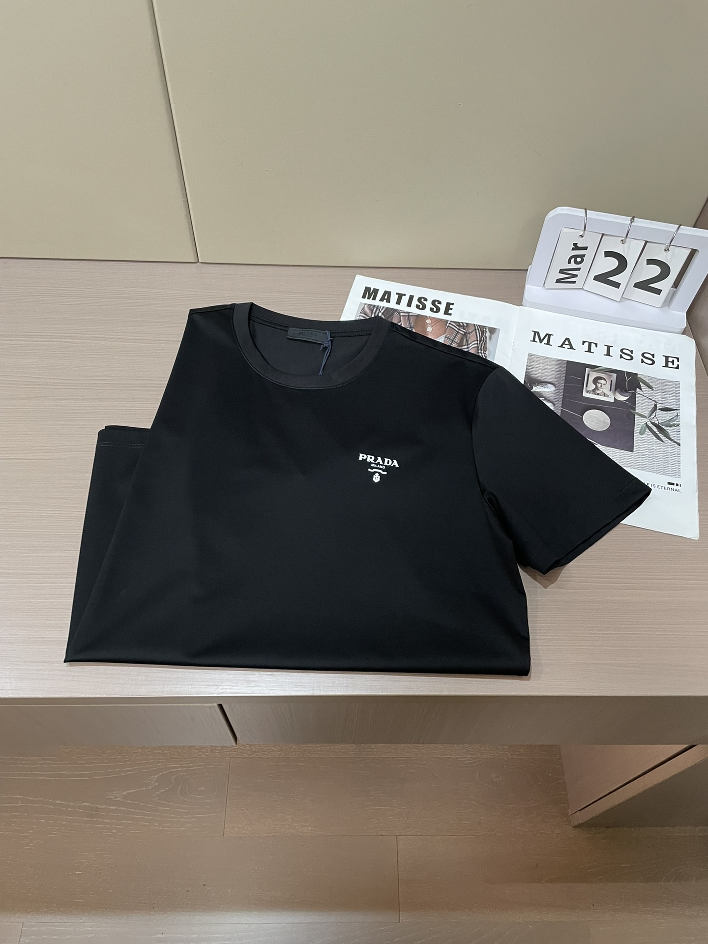 Prada2026春夏新品字母印花短袖T恤；独特的经典设计款，整体风格极简低调，但细节处彰显高级感。左胸