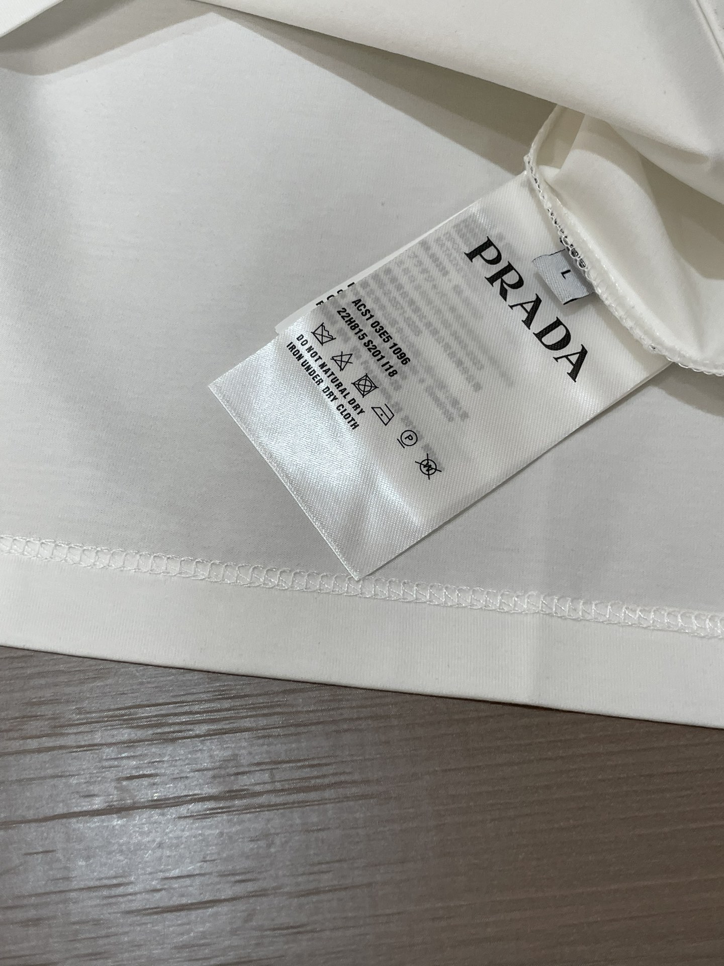 Prada2026春夏新品字母印花短袖T恤；独特的经典设计款，整体风格极简低调，但细节处彰显高级感。左胸