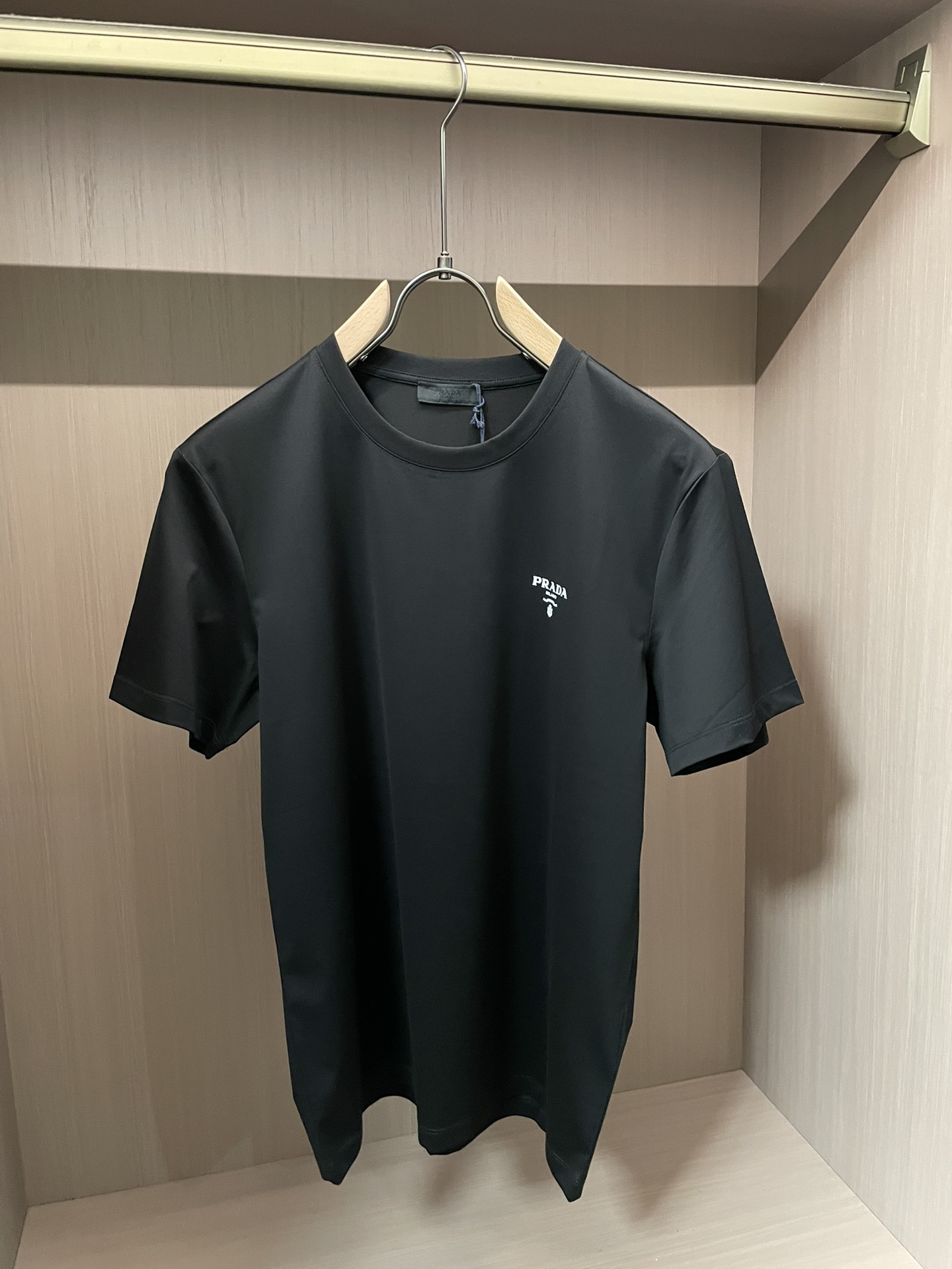 Prada2026春夏新品字母印花短袖T恤；独特的经典设计款，整体风格极简低调，但细节处彰显高级感。左胸
