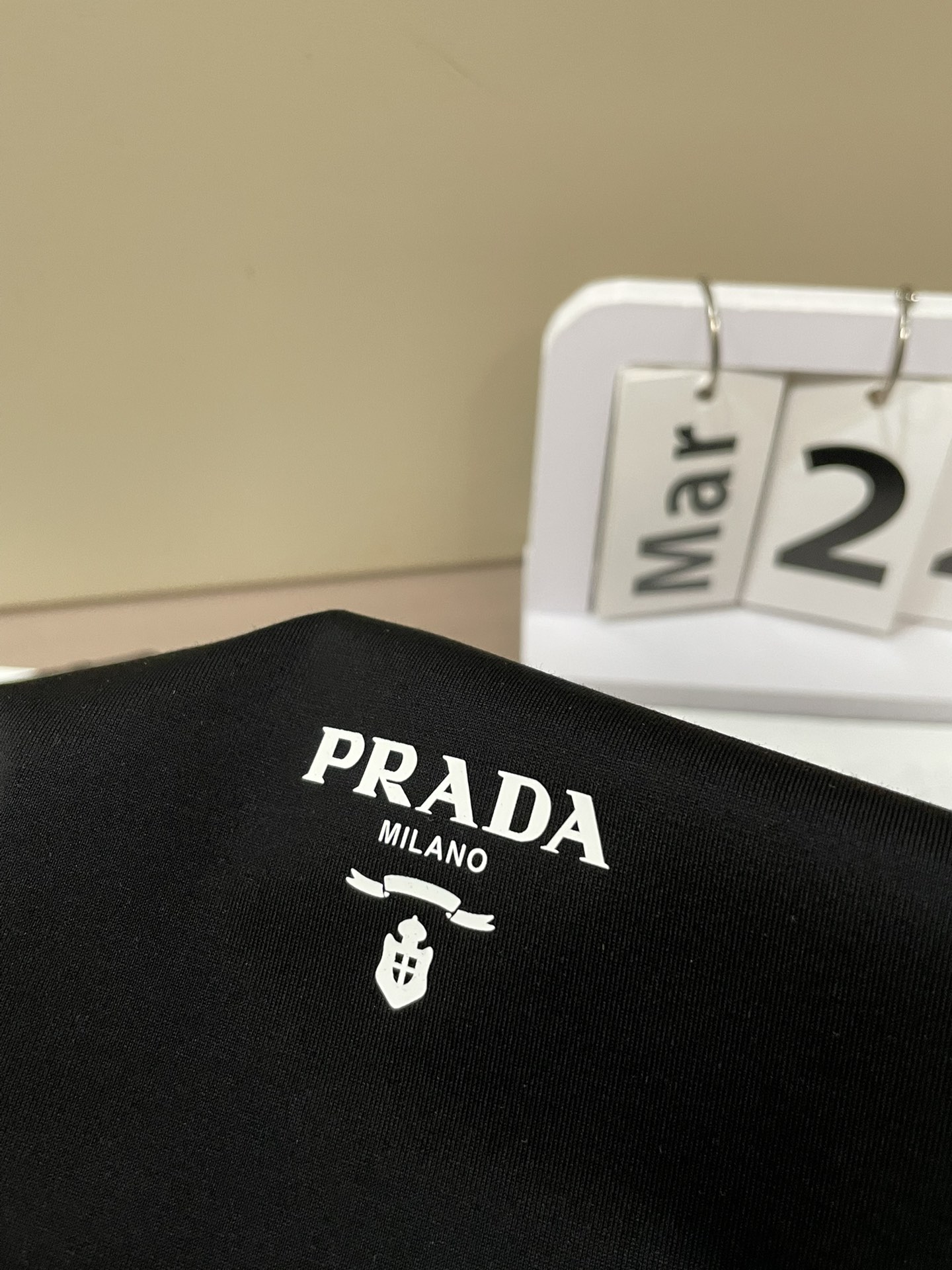 Prada2026春夏新品字母印花短袖T恤；独特的经典设计款，整体风格极简低调，但细节处彰显高级感。左胸