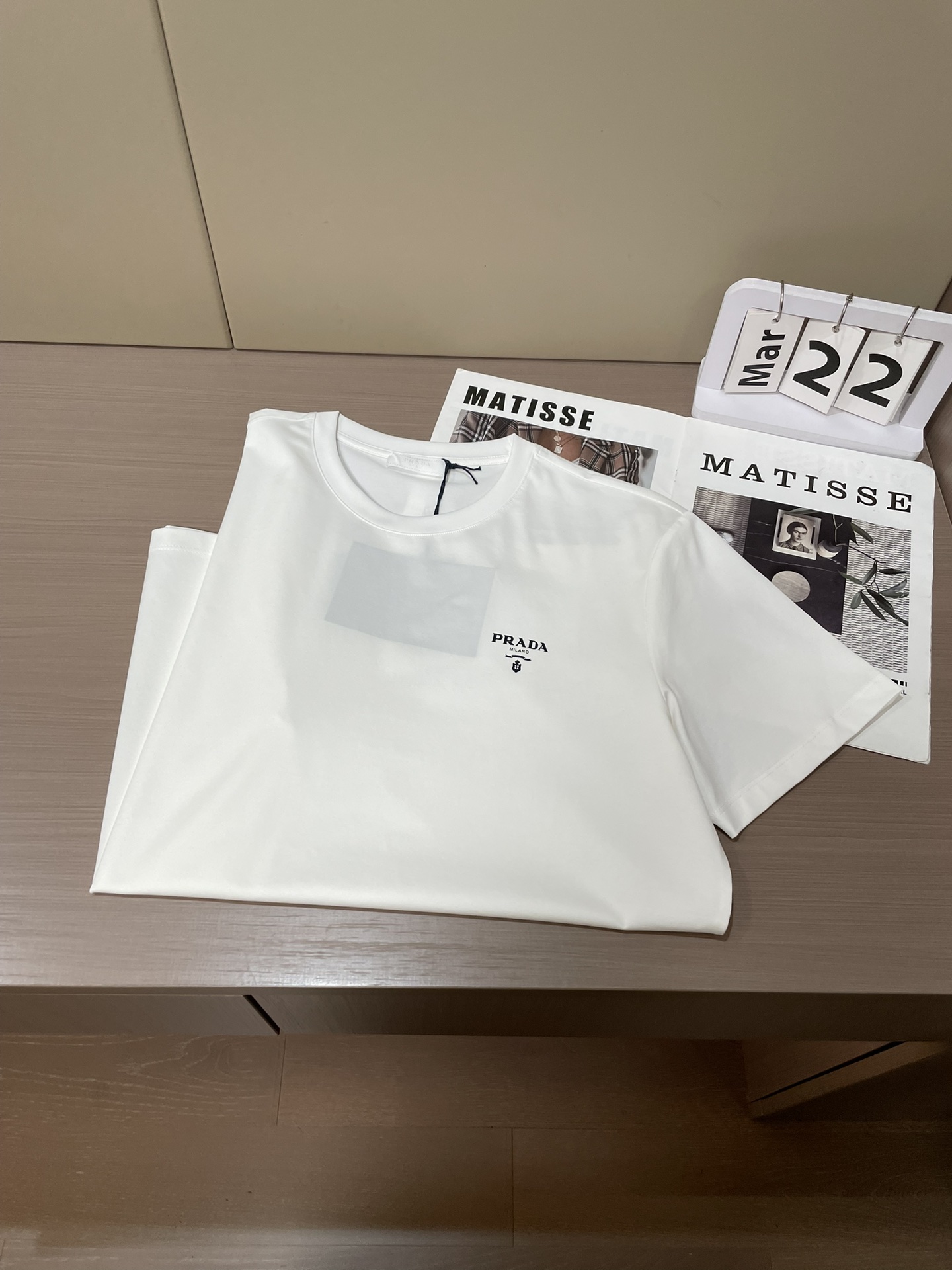 Prada2026春夏新品字母印花短袖T恤；独特的经典设计款，整体风格极简低调，但细节处彰显高级感。左胸