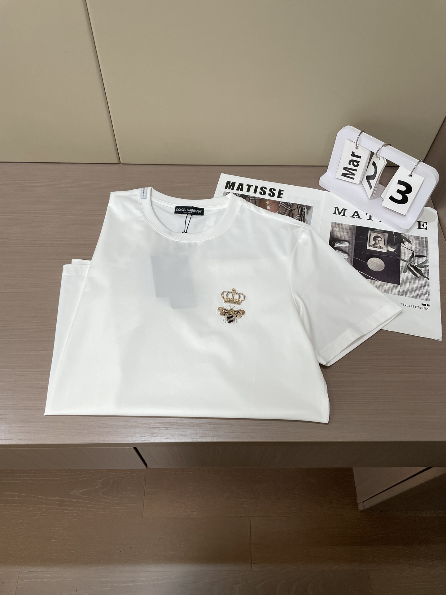 Dolce & Gabbana2026春夏经典款印度进口金丝线皇冠蜜蜂刺绣T恤​​，主打简约高级的时尚风