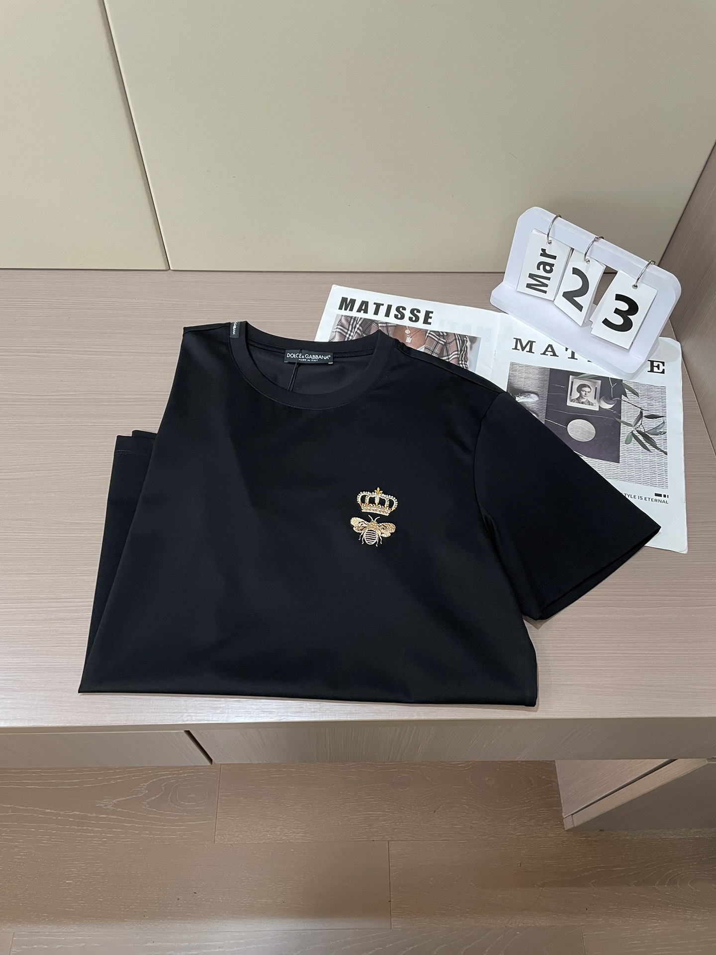 Dolce & Gabbana2026春夏经典款印度进口金丝线皇冠蜜蜂刺绣T恤​​，主打简约高级的时尚风