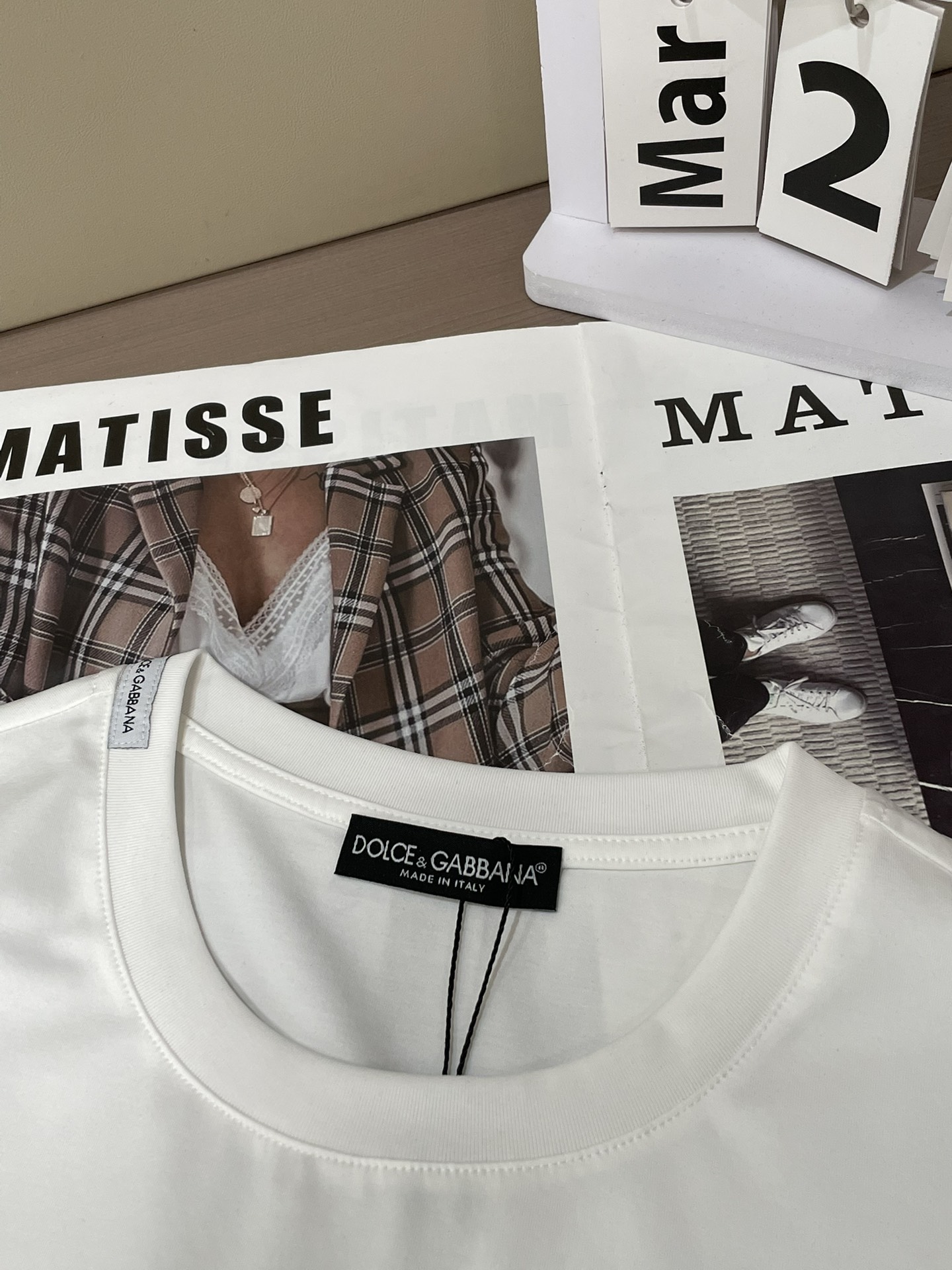 Dolce & Gabbana2026春夏经典款印度进口金丝线皇冠蜜蜂刺绣T恤​​，主打简约高级的时尚风