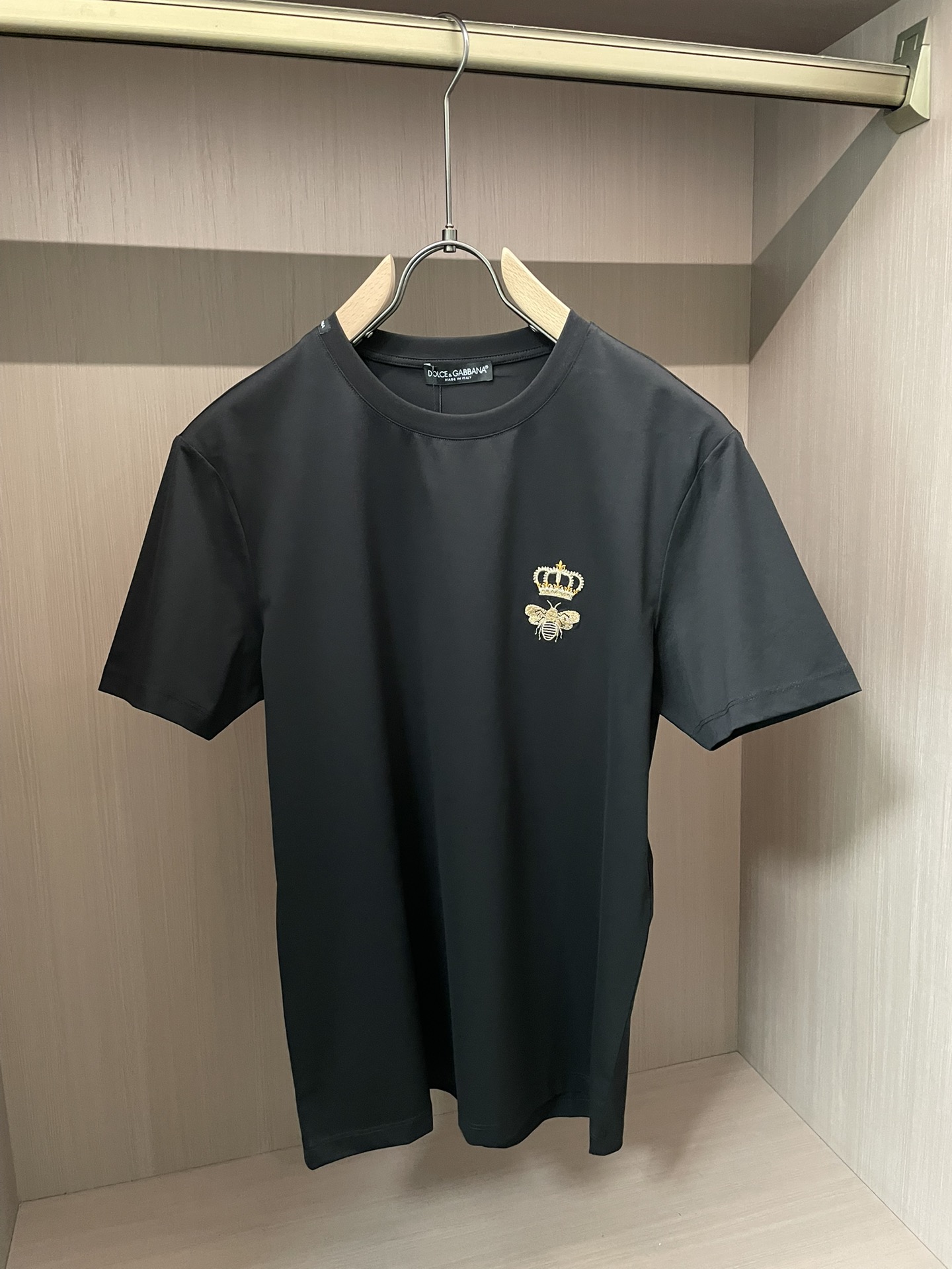 Dolce & Gabbana2026春夏经典款印度进口金丝线皇冠蜜蜂刺绣T恤​​，主打简约高级的时尚风