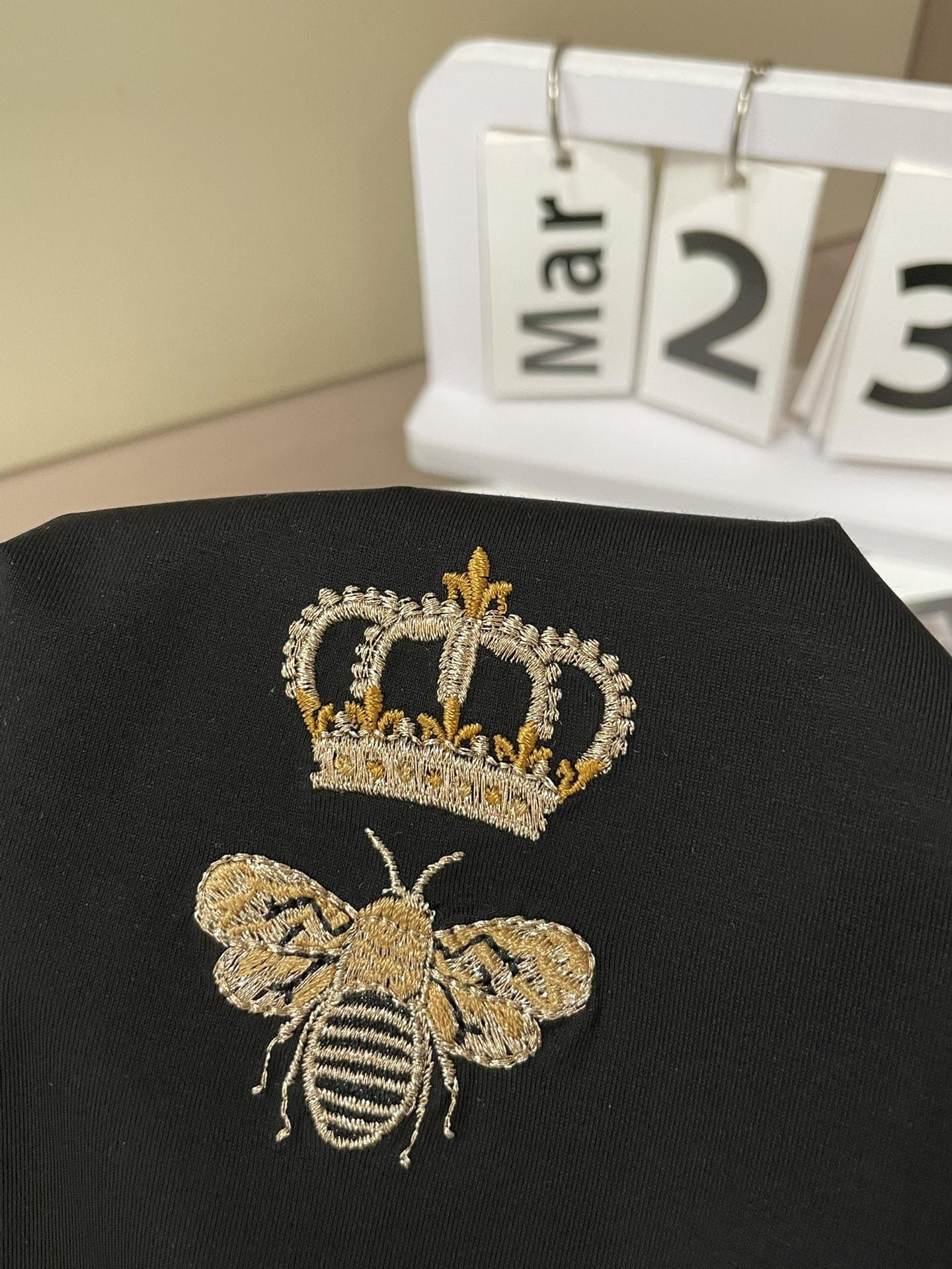 Dolce & Gabbana2026春夏经典款印度进口金丝线皇冠蜜蜂刺绣T恤​​，主打简约高级的时尚风