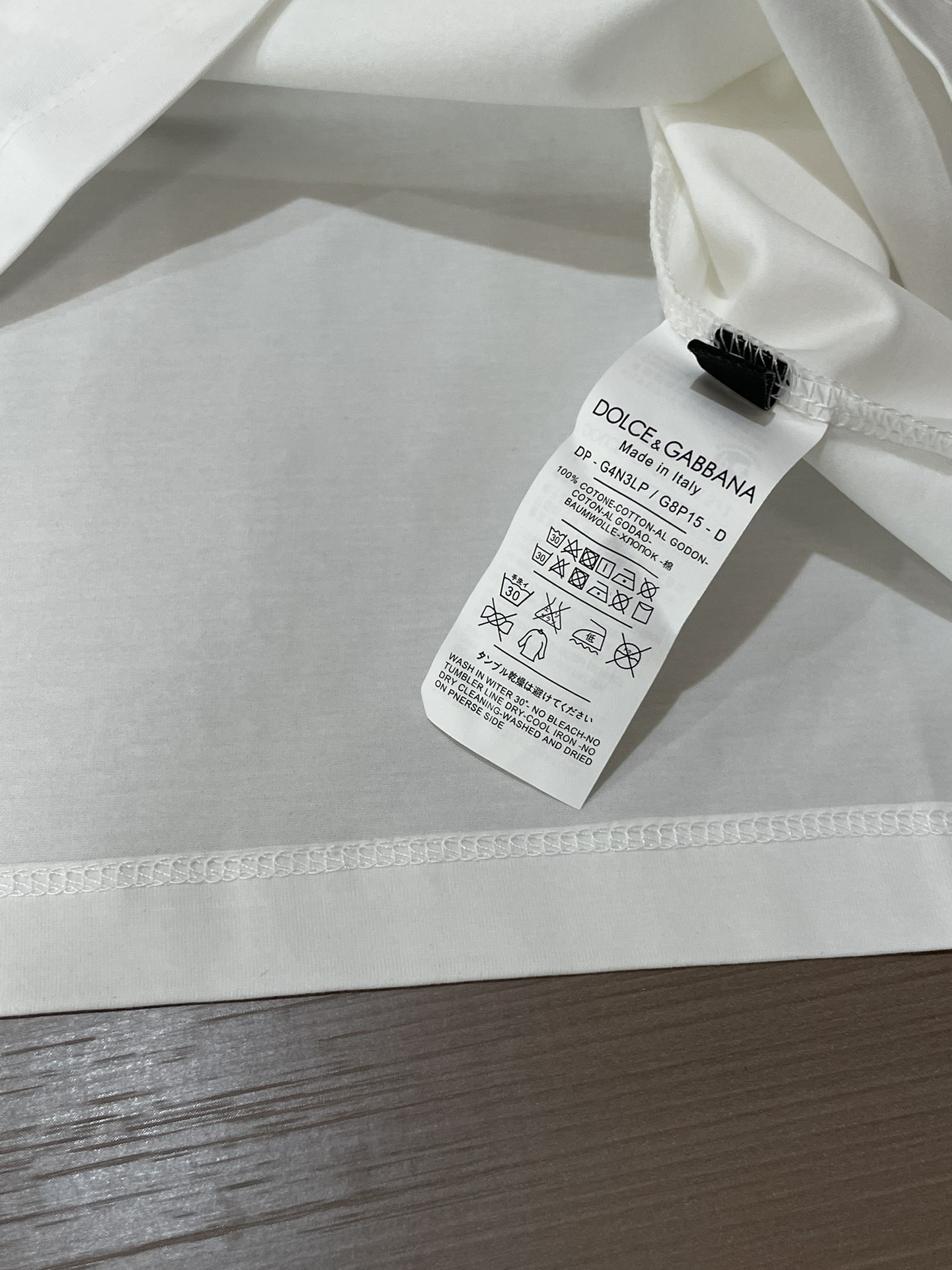 Dolce & Gabbana2026春夏经典款印度进口金丝线皇冠蜜蜂刺绣T恤​​，主打简约高级的时尚风