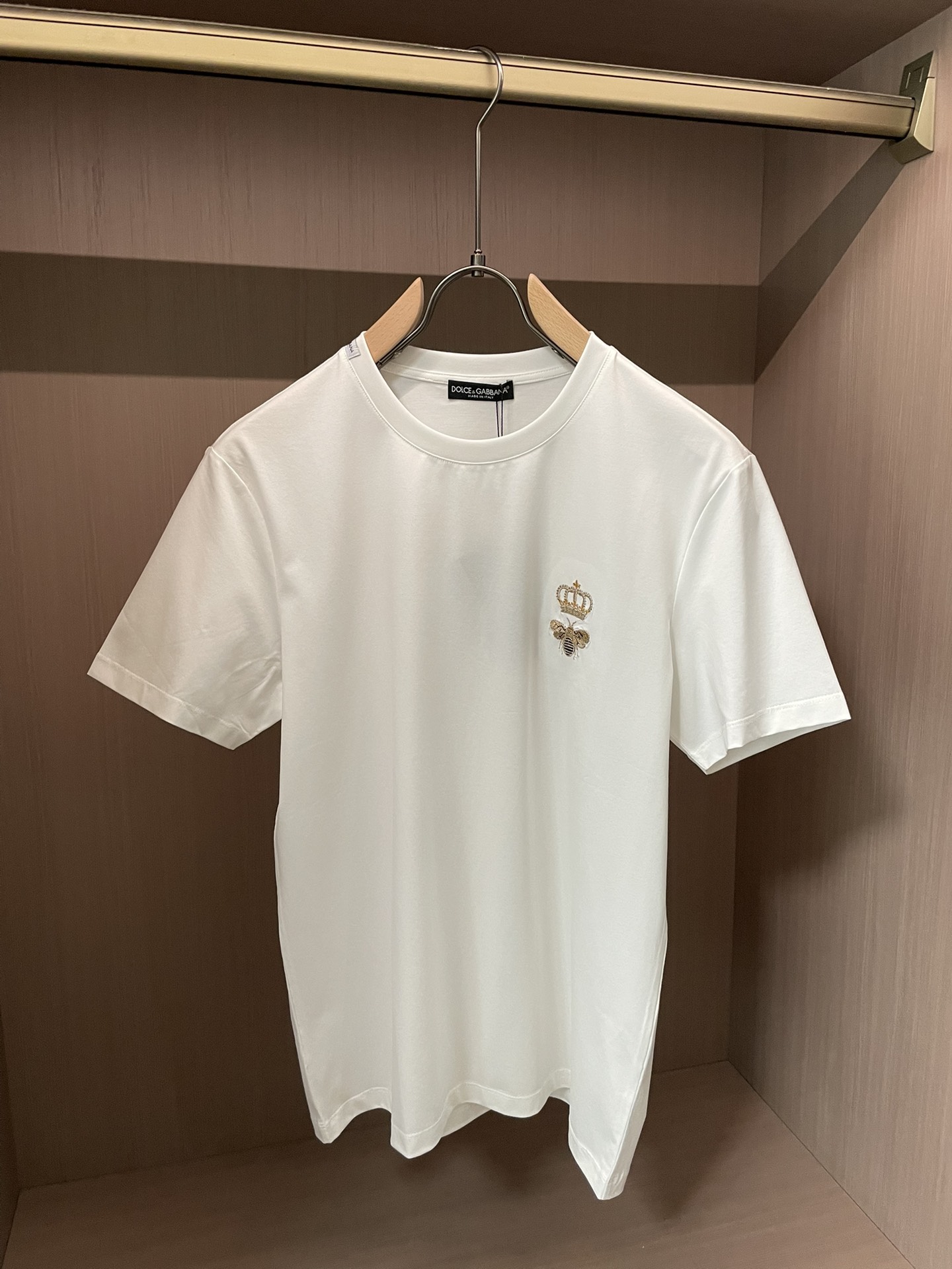 Dolce & Gabbana2026春夏经典款印度进口金丝线皇冠蜜蜂刺绣T恤​​，主打简约高级的时尚风