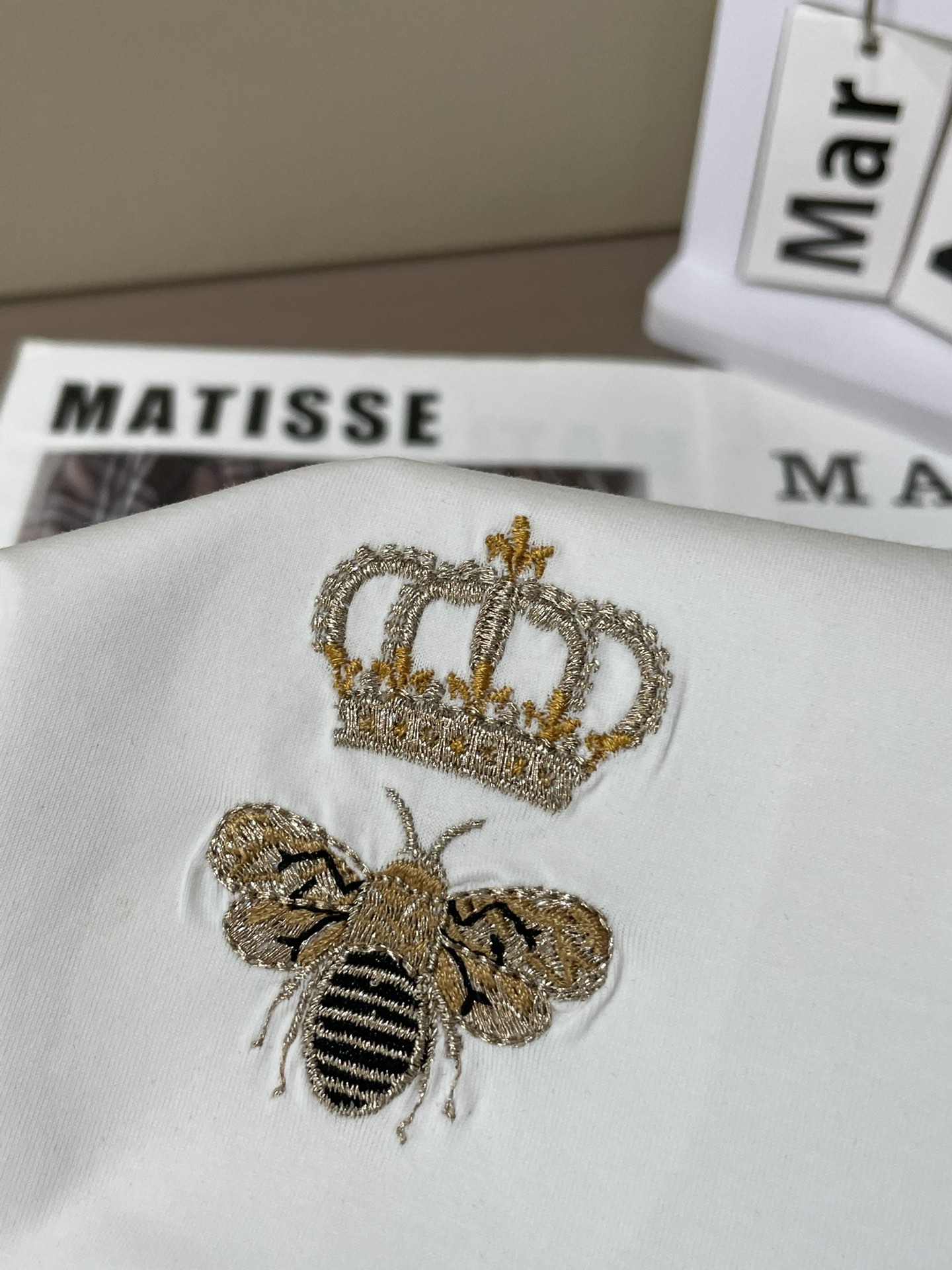 Dolce & Gabbana2026春夏经典款印度进口金丝线皇冠蜜蜂刺绣T恤​​，主打简约高级的时尚风