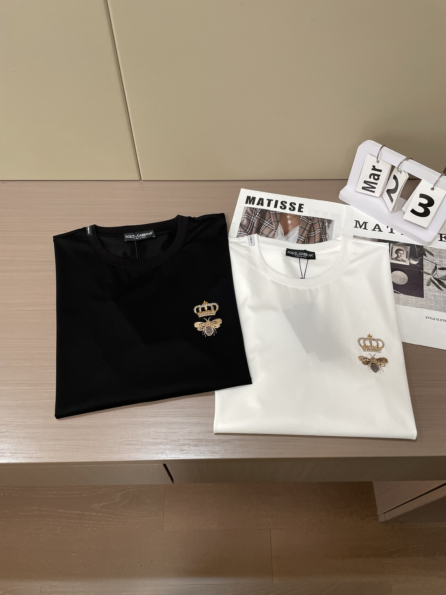 Dolce & Gabbana2026春夏经典款印度进口金丝线皇冠蜜蜂刺绣T恤​​，主打简约高级的时尚风