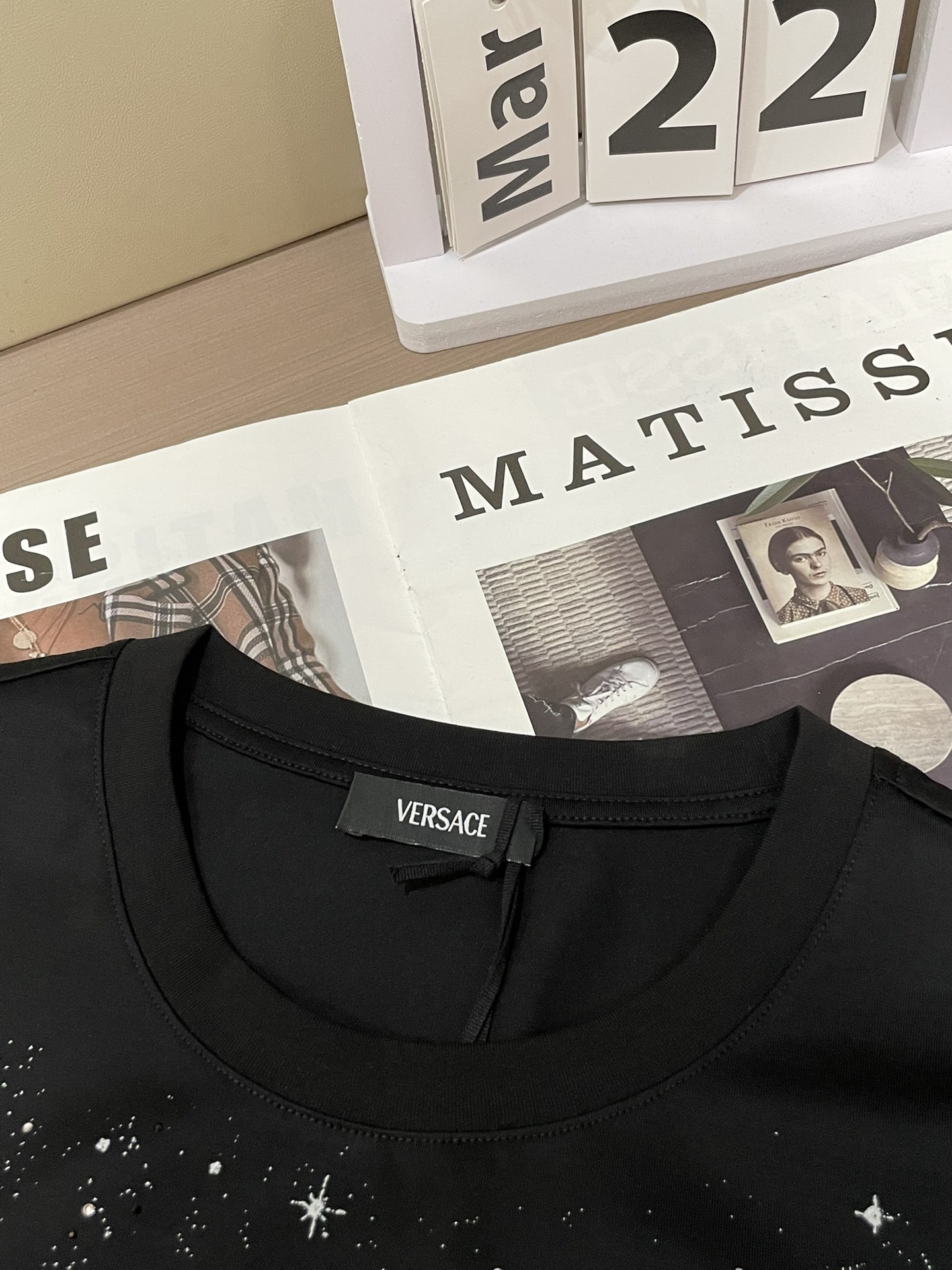 Versace 2026春夏新品满天星进口反光印花加施华洛世奇水晶镶嵌短袖T恤；主打“暗黑浪漫”与“低调