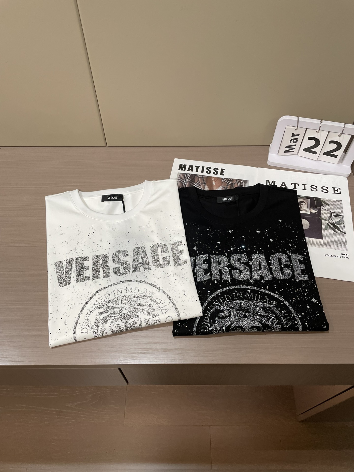 Versace 2026春夏新品满天星进口反光印花加施华洛世奇水晶镶嵌短袖T恤；主打“暗黑浪漫”与“低调
