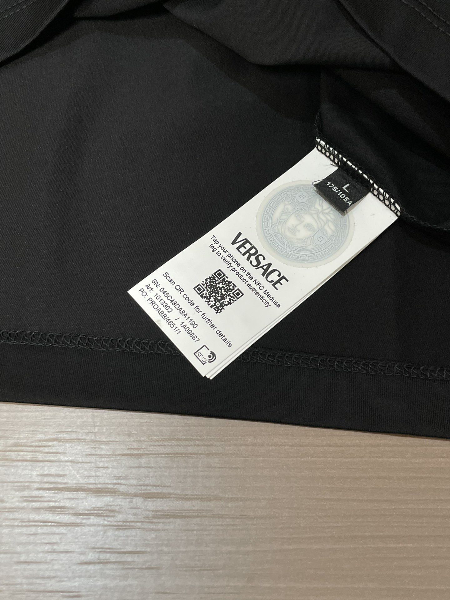 Versace 2026春夏新品满天星进口反光印花加施华洛世奇水晶镶嵌短袖T恤；主打“暗黑浪漫”与“低调