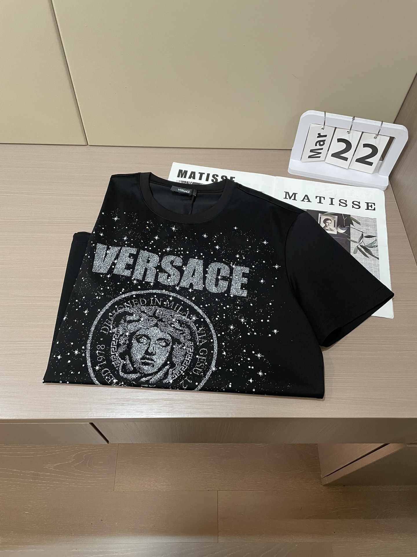 Versace 2026春夏新品满天星进口反光印花加施华洛世奇水晶镶嵌短袖T恤；主打“暗黑浪漫”与“低调