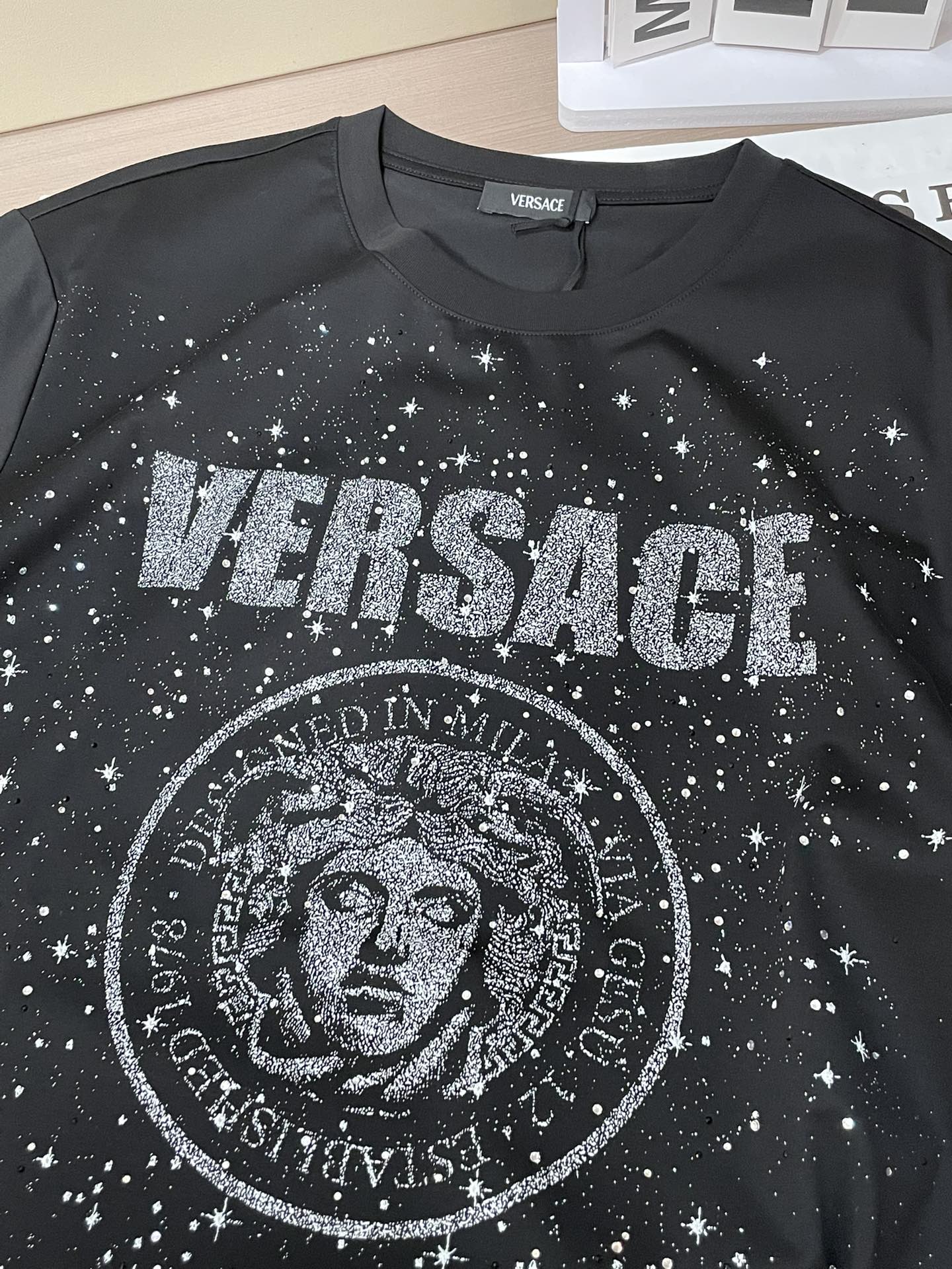 Versace 2026春夏新品满天星进口反光印花加施华洛世奇水晶镶嵌短袖T恤；主打“暗黑浪漫”与“低调