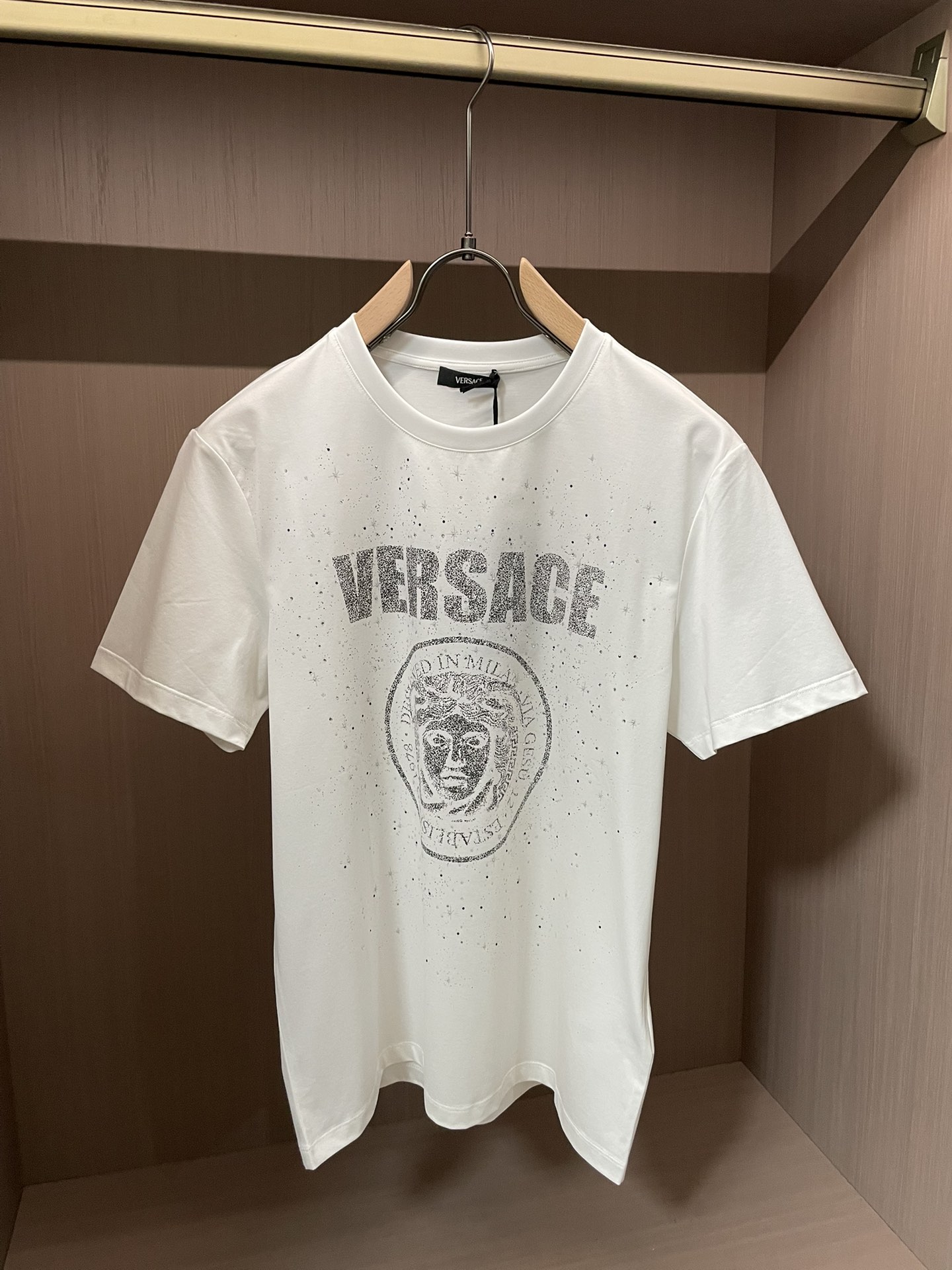 Versace 2026春夏新品满天星进口反光印花加施华洛世奇水晶镶嵌短袖T恤；主打“暗黑浪漫”与“低调