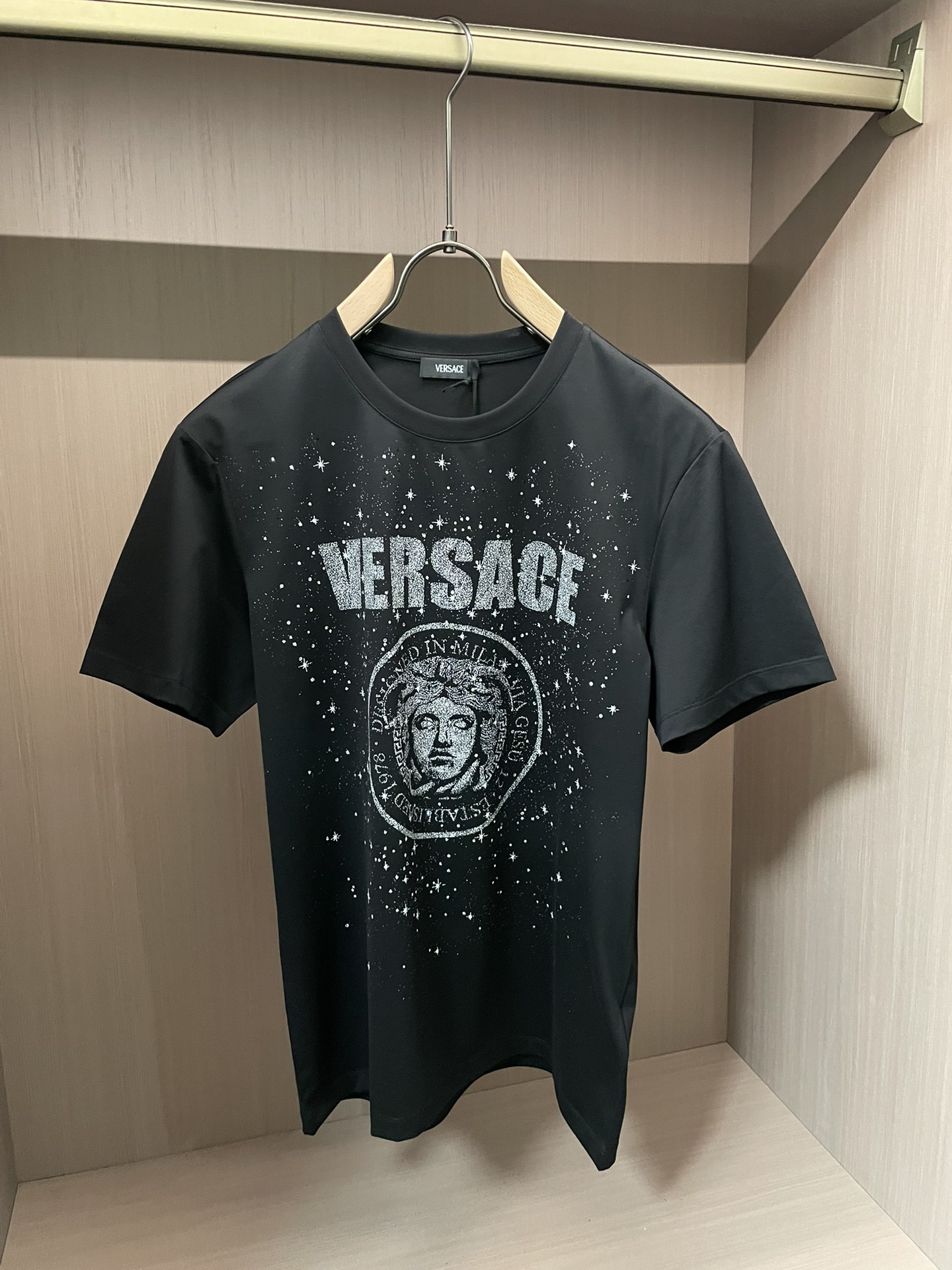 Versace 2026春夏新品满天星进口反光印花加施华洛世奇水晶镶嵌短袖T恤；主打“暗黑浪漫”与“低调