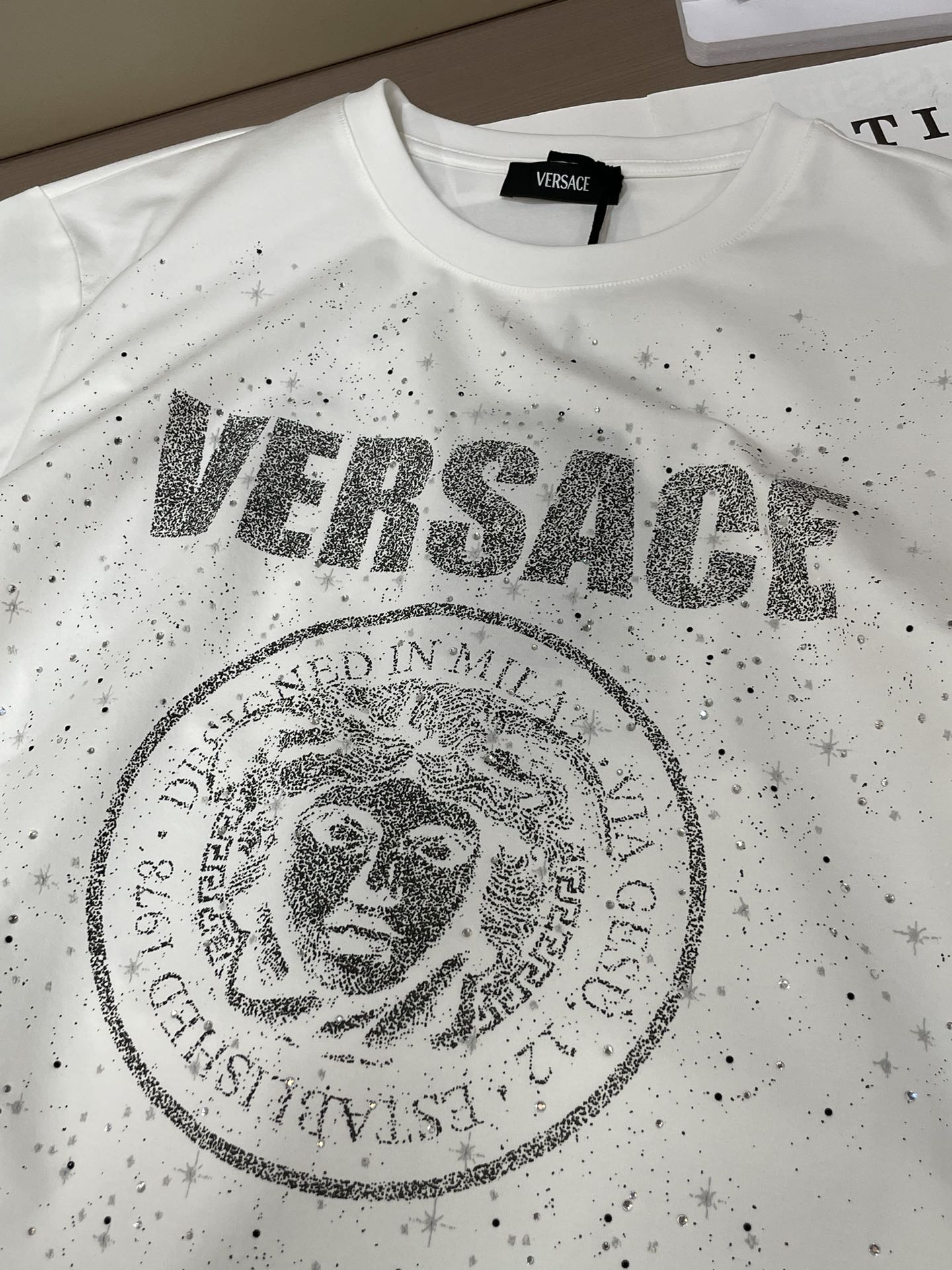 Versace 2026春夏新品满天星进口反光印花加施华洛世奇水晶镶嵌短袖T恤；主打“暗黑浪漫”与“低调