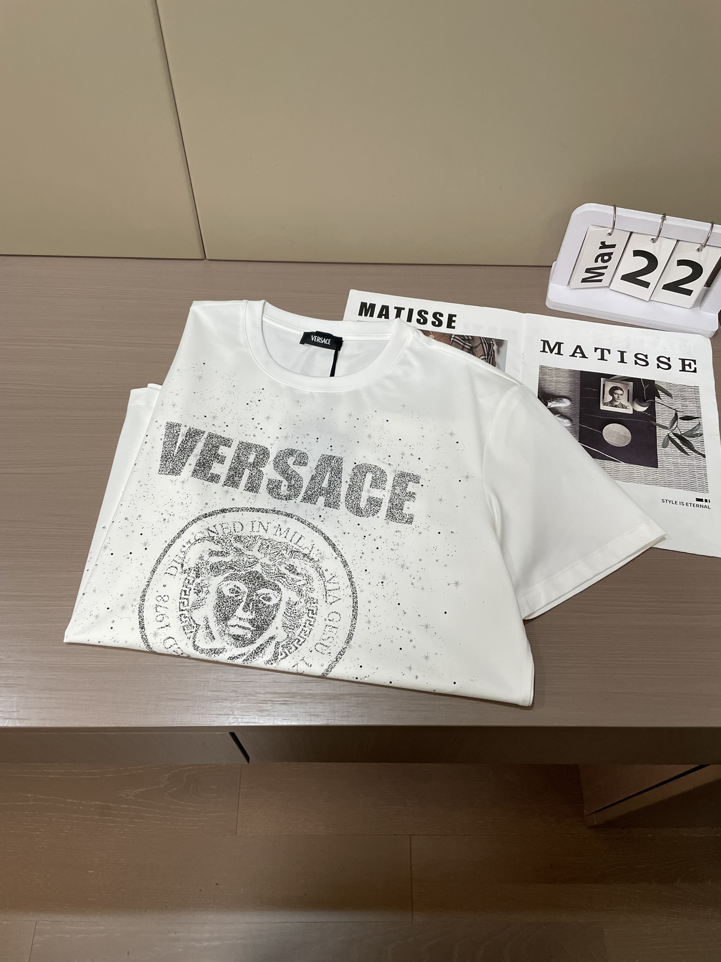 Versace 2026春夏新品满天星进口反光印花加施华洛世奇水晶镶嵌短袖T恤；主打“暗黑浪漫”与“低调