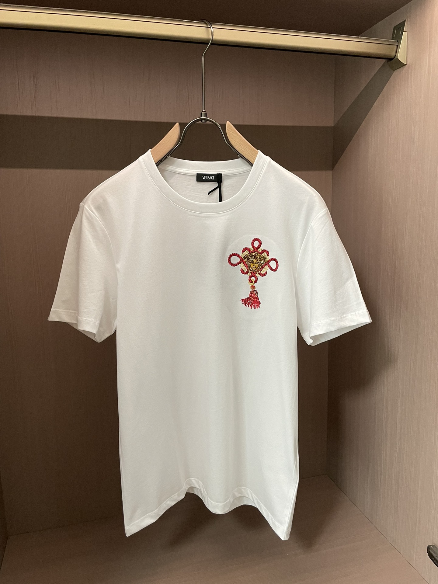 Versace2026春夏新品马年限定刺绣中国结款短袖T恤；主打中国新年主题，设计融合了品牌经典元素与东