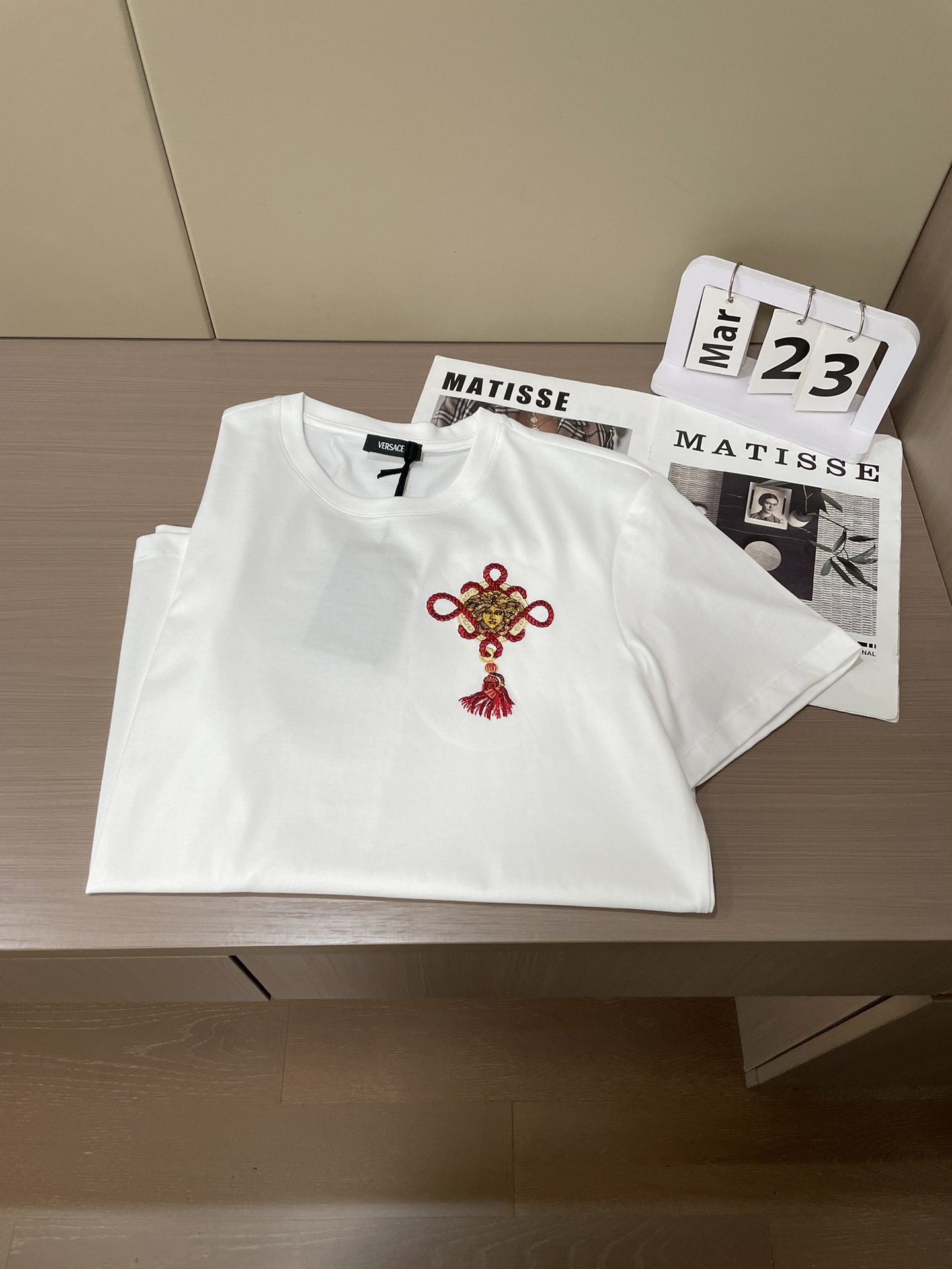 Versace2026春夏新品马年限定刺绣中国结款短袖T恤；主打中国新年主题，设计融合了品牌经典元素与东