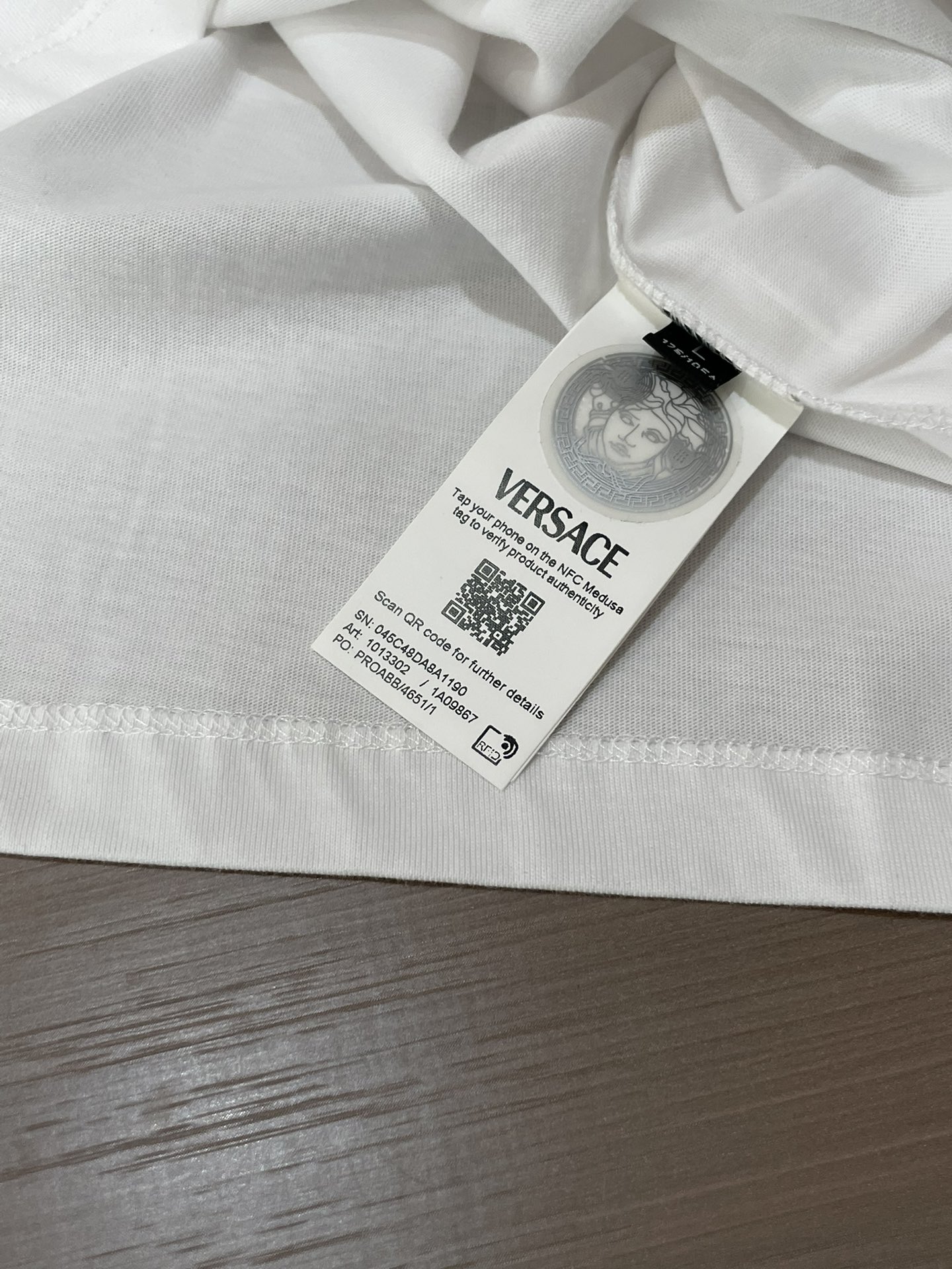 Versace2026春夏新品马年限定刺绣中国结款短袖T恤；主打中国新年主题，设计融合了品牌经典元素与东