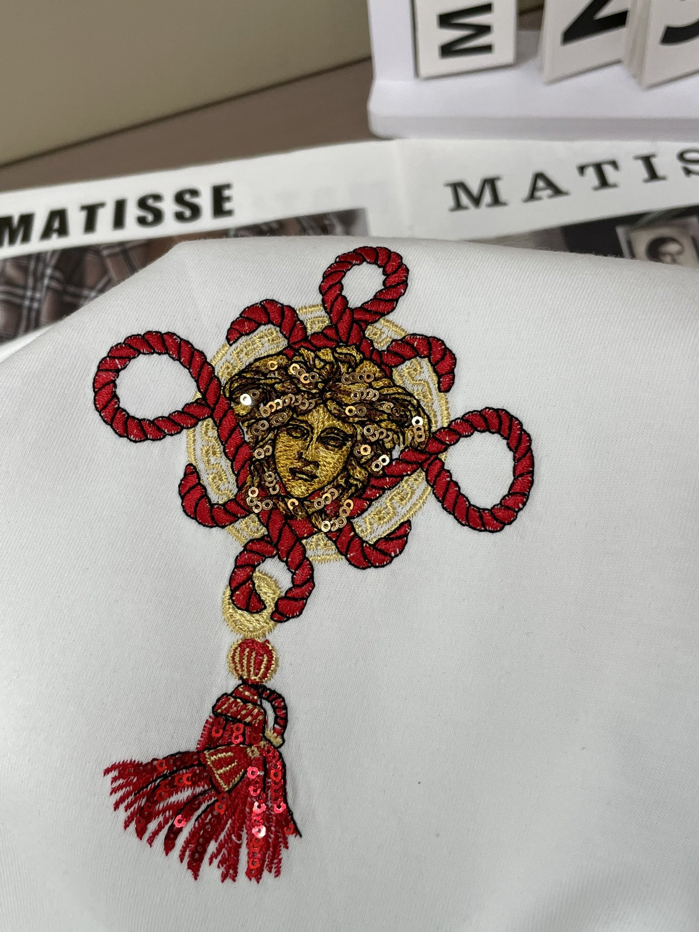 Versace2026春夏新品马年限定刺绣中国结款短袖T恤；主打中国新年主题，设计融合了品牌经典元素与东