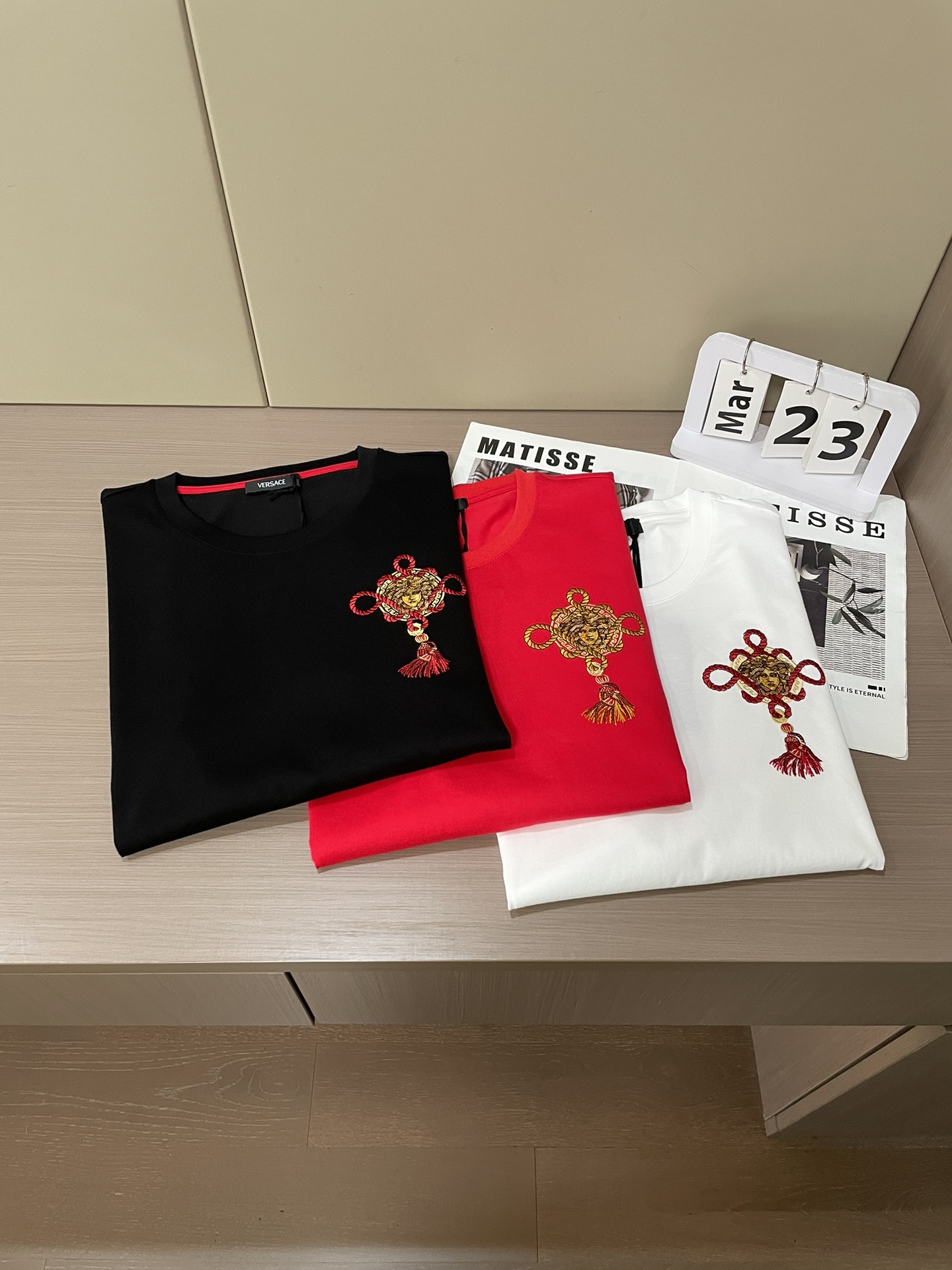 Versace2026春夏新品马年限定刺绣中国结款短袖T恤；主打中国新年主题，设计融合了品牌经典元素与东